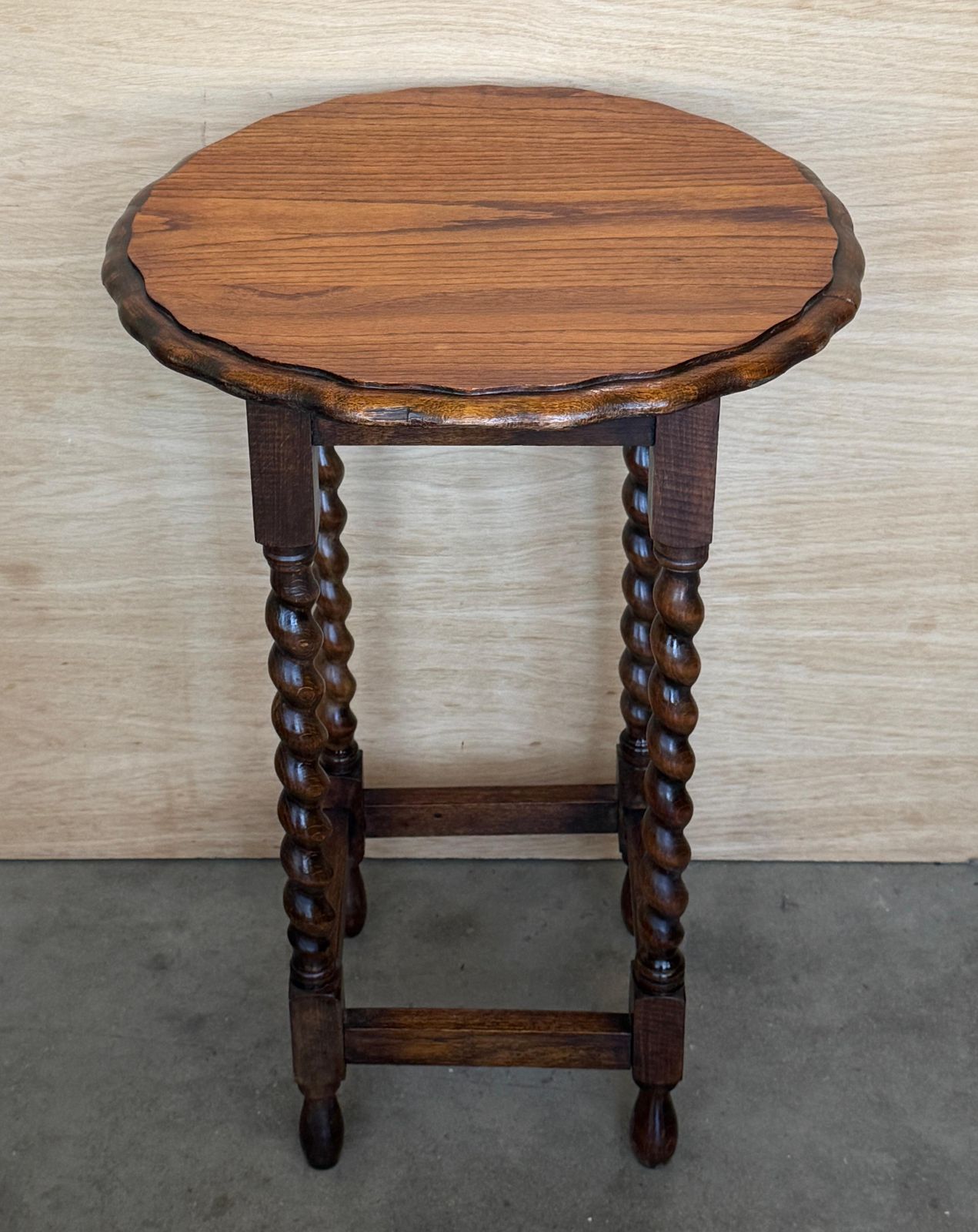 Table d'appoint en bois massif, pied central, pieds torsadés et ébonisé photo furniture