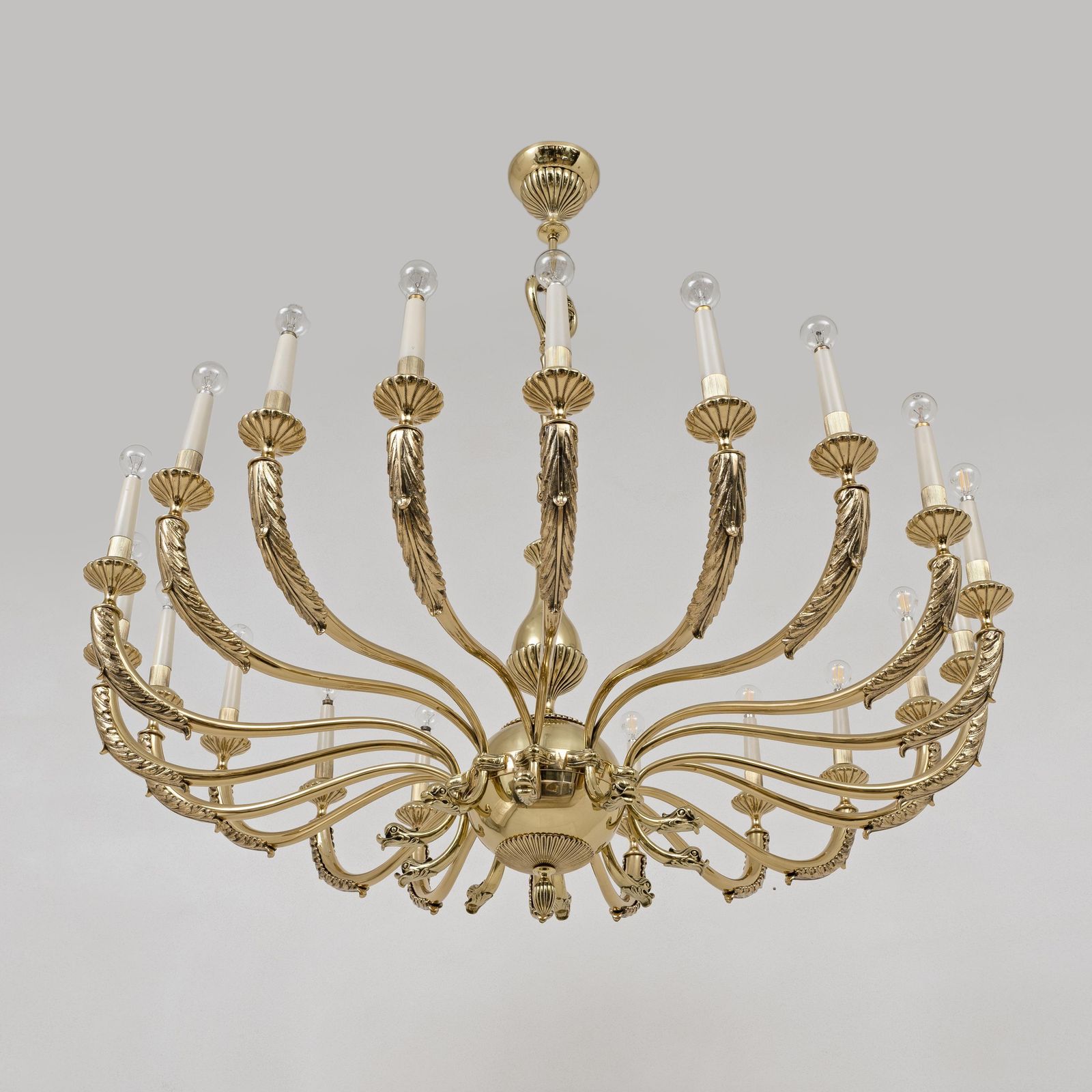 Italiaanse neoclassicistische stijl kroonluchter met 20 lichten in messing, ca. jaren 1950 photo furniture