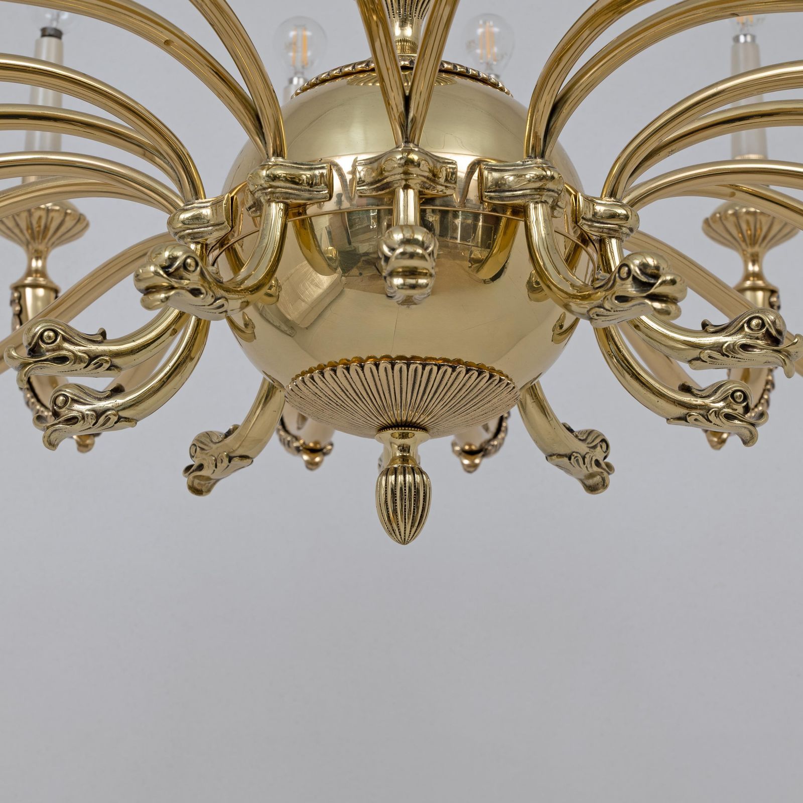 Italiaanse neoclassicistische stijl kroonluchter met 20 lichten in messing, ca. jaren 1950 photo vinterior