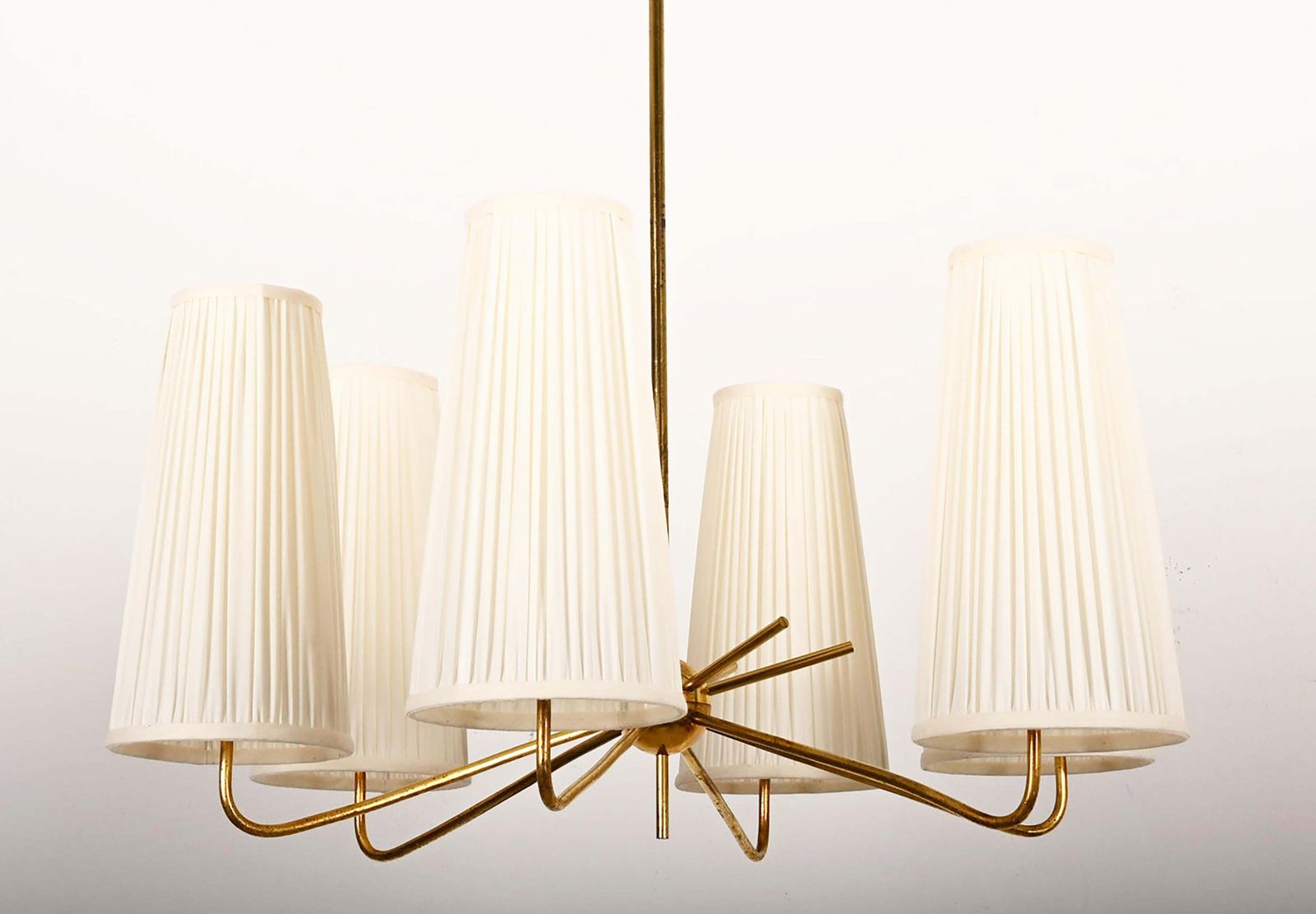 Mid-century messing kroonluchter van Rupert Nikoll met zijden kappen photo for sale