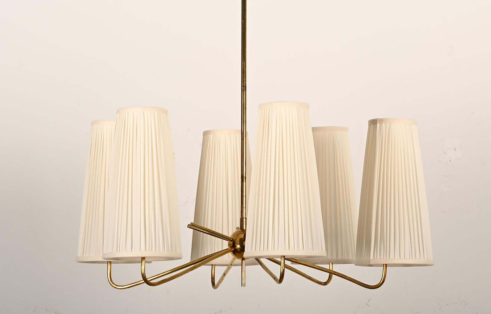 Mid-century messing kroonluchter van Rupert Nikoll met zijden kappen photo Verlichting