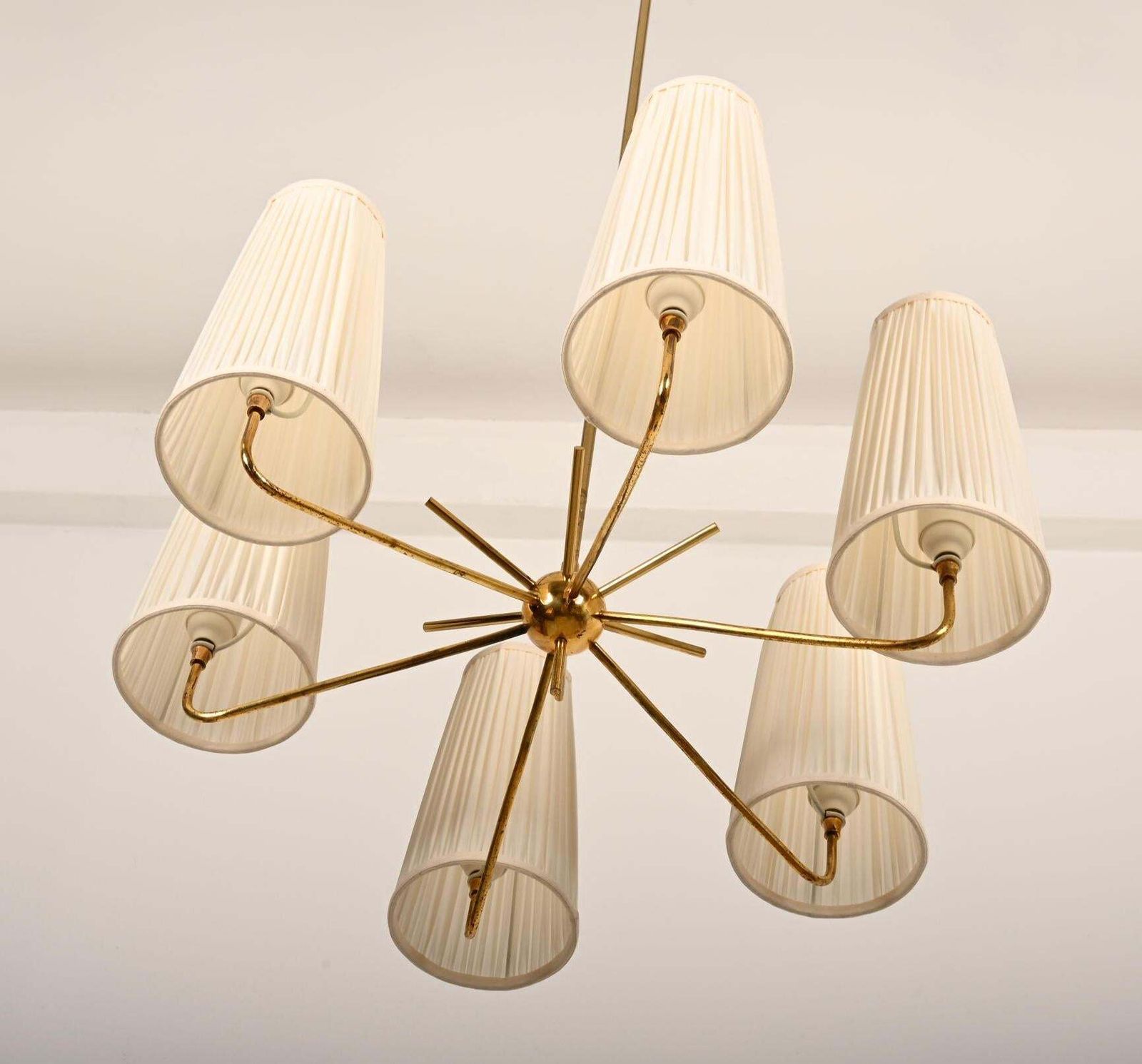 Mid-century messing kroonluchter van Rupert Nikoll met zijden kappen photo vinterior