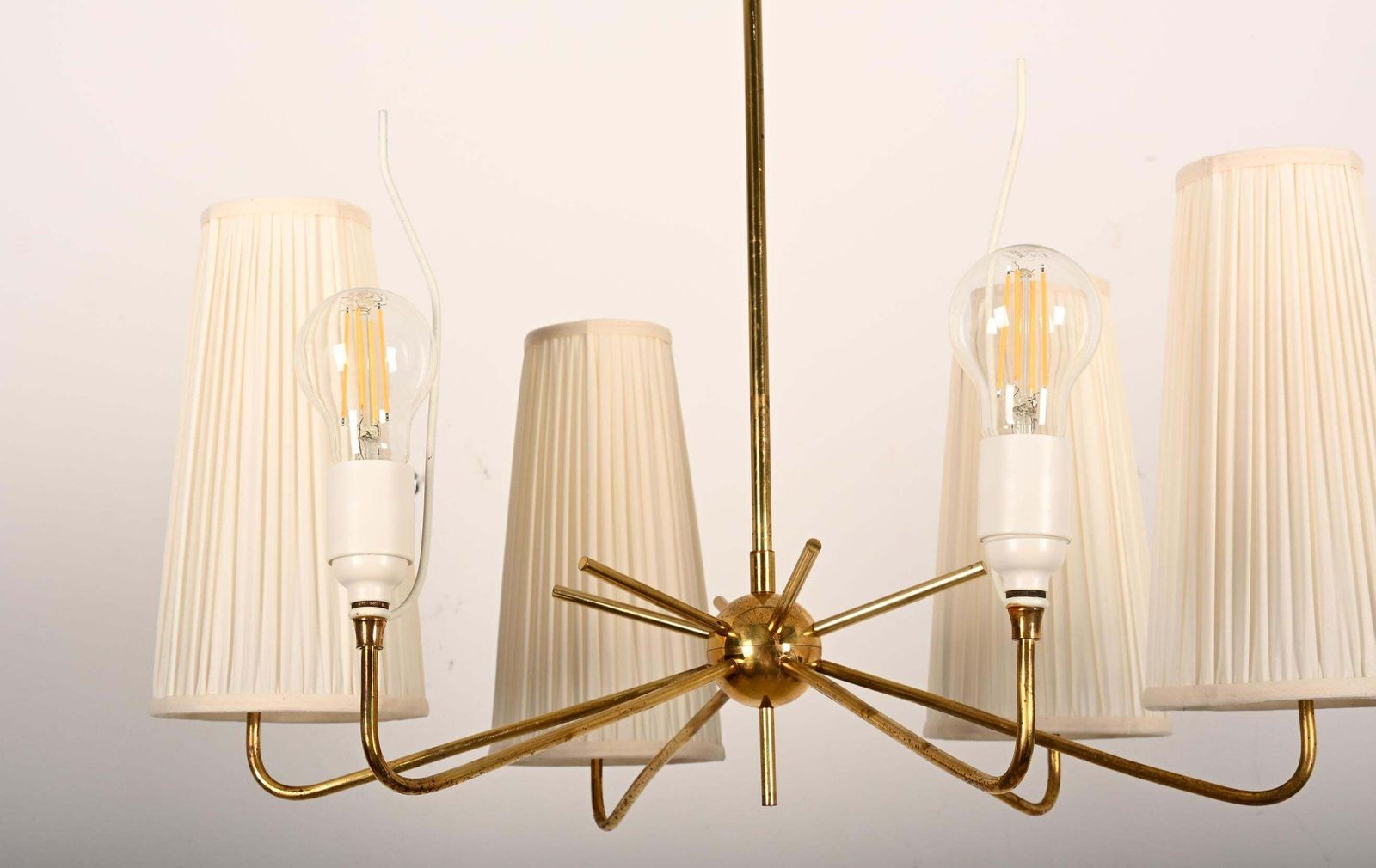 Verlichting Mid-century messing kroonluchter van Rupert Nikoll met zijden kappen photo