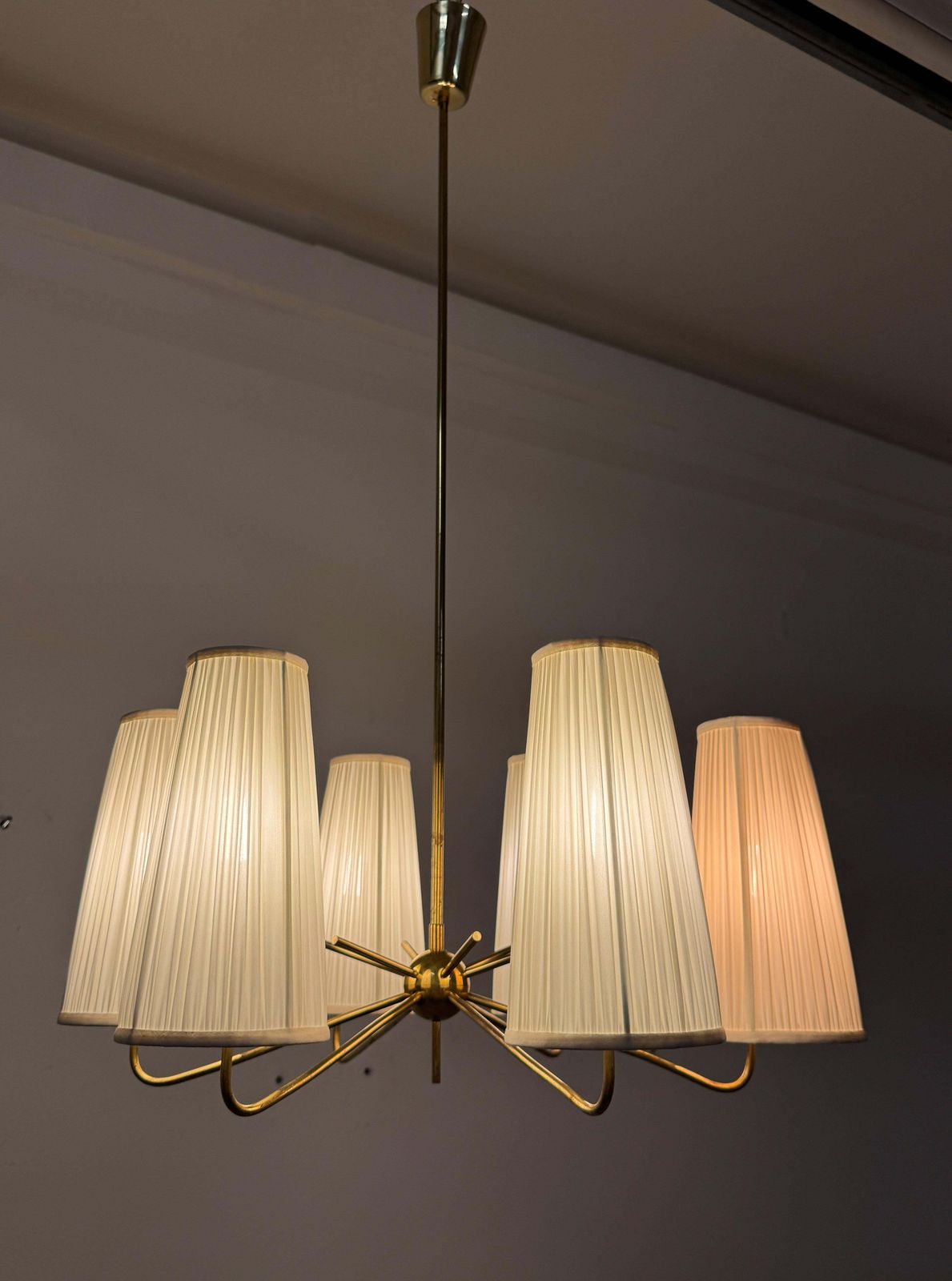 photo vinterior Mid-century messing kroonluchter van Rupert Nikoll met zijden kappen