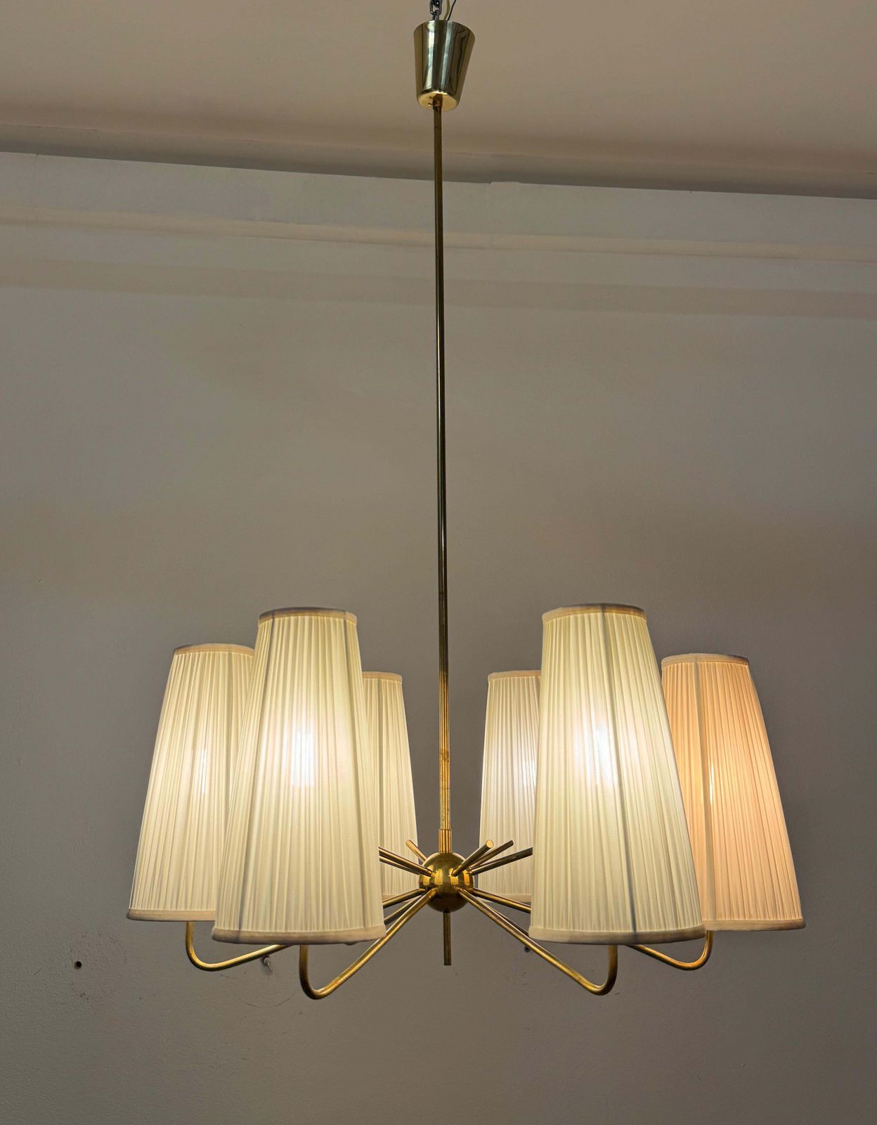 photo vintage Midcentury Brass Chandelier By Rupert Nikoll With Silk Shades