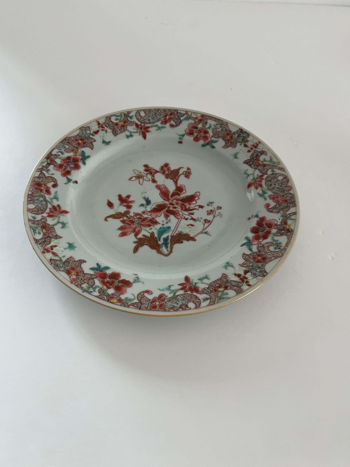 Handgeschilderd Chinees porseleinen bord met pioenen, Qing Yongzheng ca. 1730 photo furniture