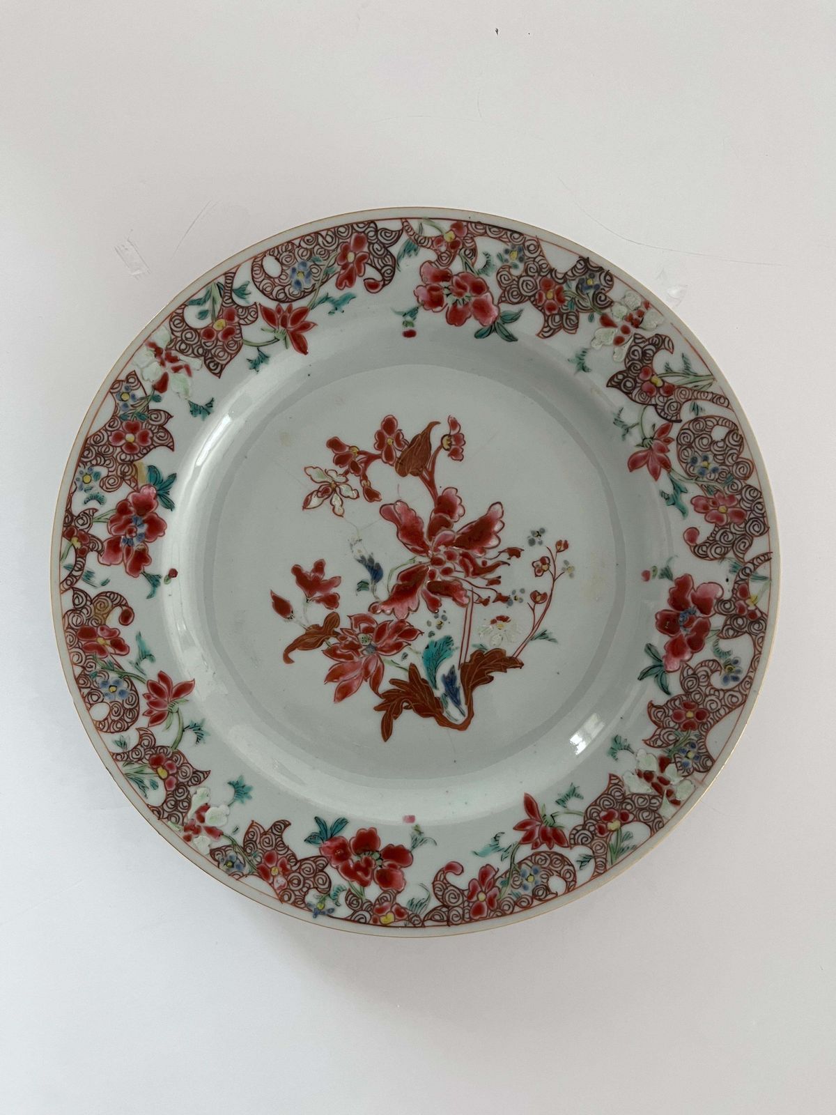 Handgeschilderd Chinees porseleinen bord met pioenen, Qing Yongzheng ca. 1730 photo 450.0