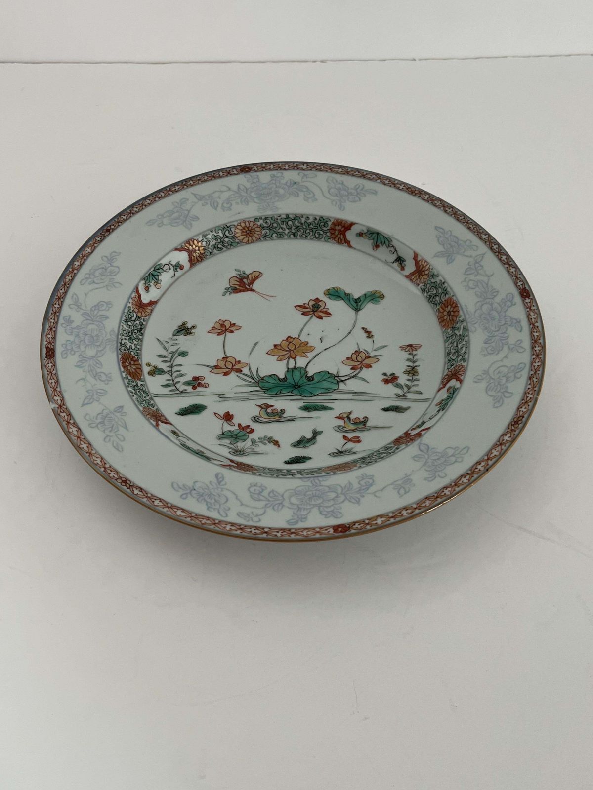 Chinees Kangxi Famille Verte bord, handgeschilderd porseleinen eendentafereel, ca. 1685 photo for sale