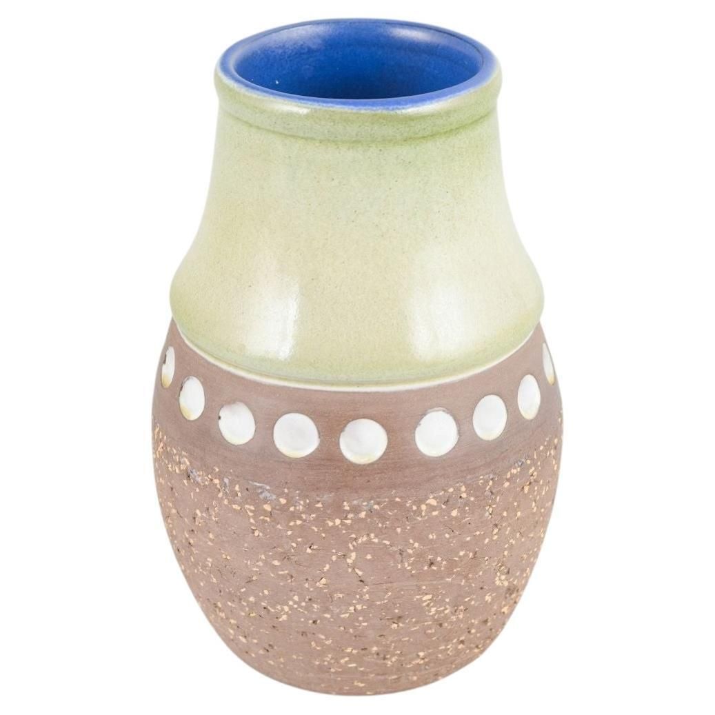 Mari Simmulson voor Upsala Ekeby. Stoneware vaas met geglazuurd en ongeglazuurd lichaam.