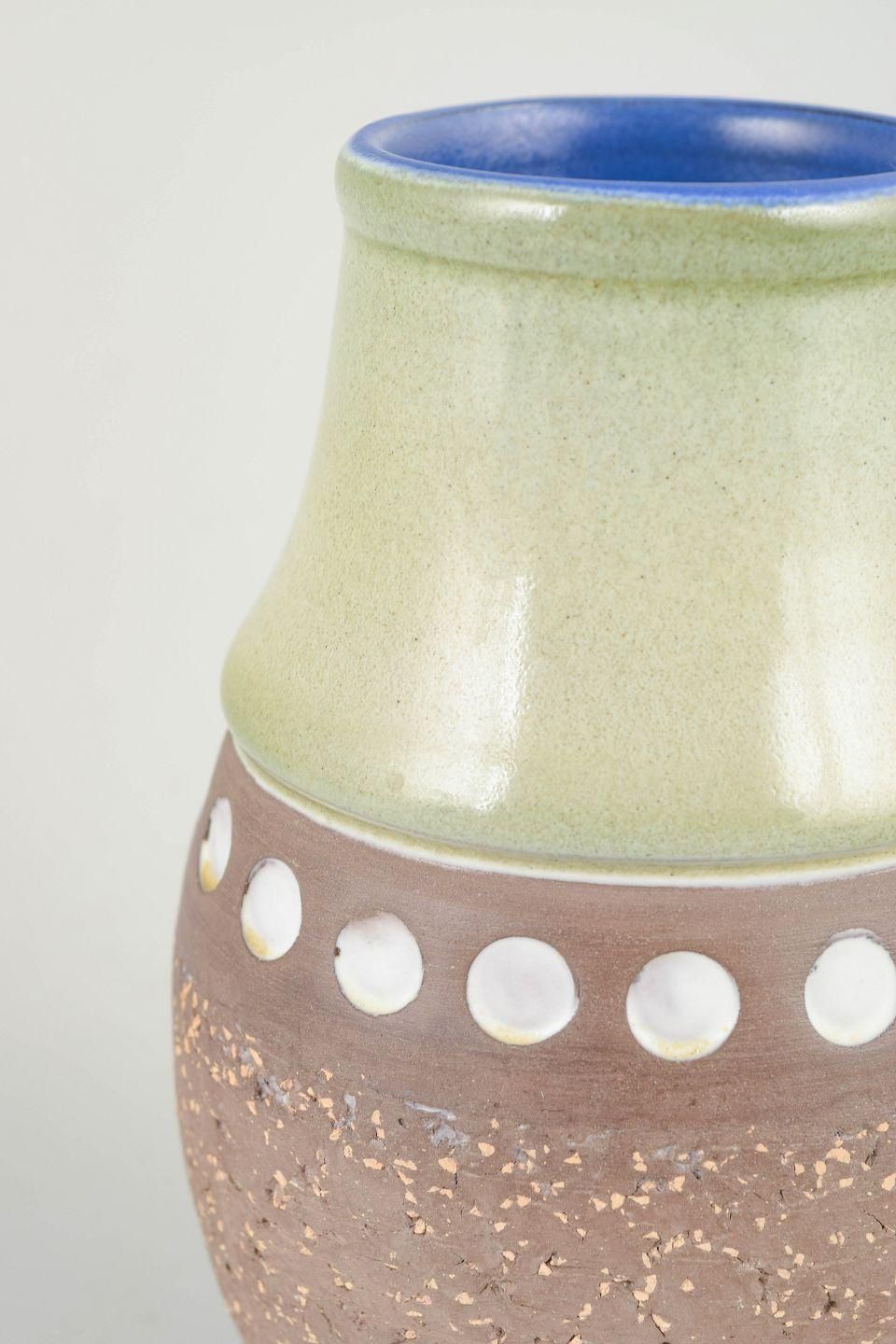 Mari Simmulson voor Upsala Ekeby. Stoneware vaas met geglazuurd en ongeglazuurd lichaam. photo furniture