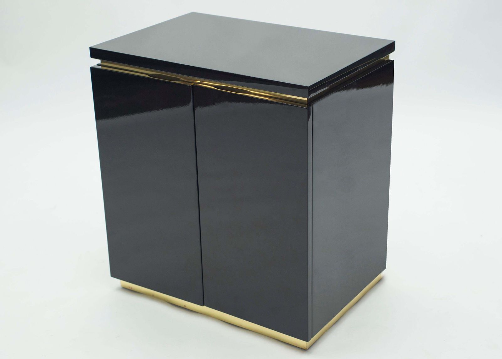 Paire de petites commodes en laque noire, par J.C. Mahey, années 1970 photo vinterior