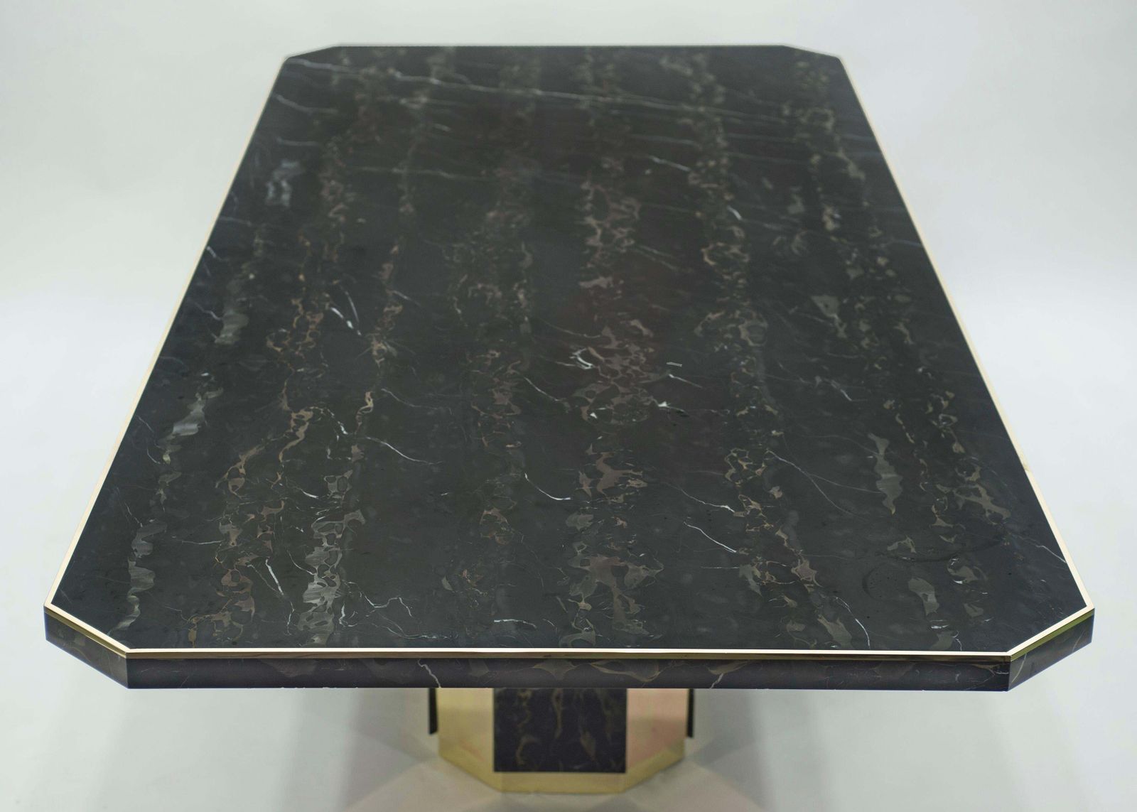 Table à manger J.C. Mahey pour Paco Rabanne en marbre Portoro noir et laiton, 1979 photo 30624.0