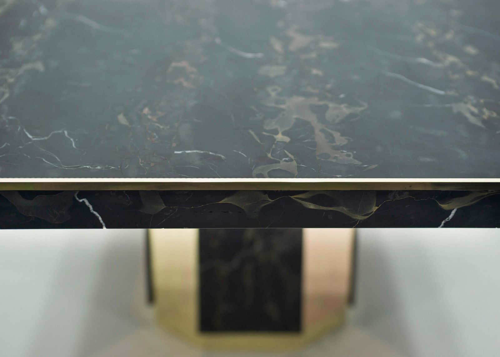 photo vinterior Table à manger J.C. Mahey pour Paco Rabanne en marbre Portoro noir et laiton, 1979