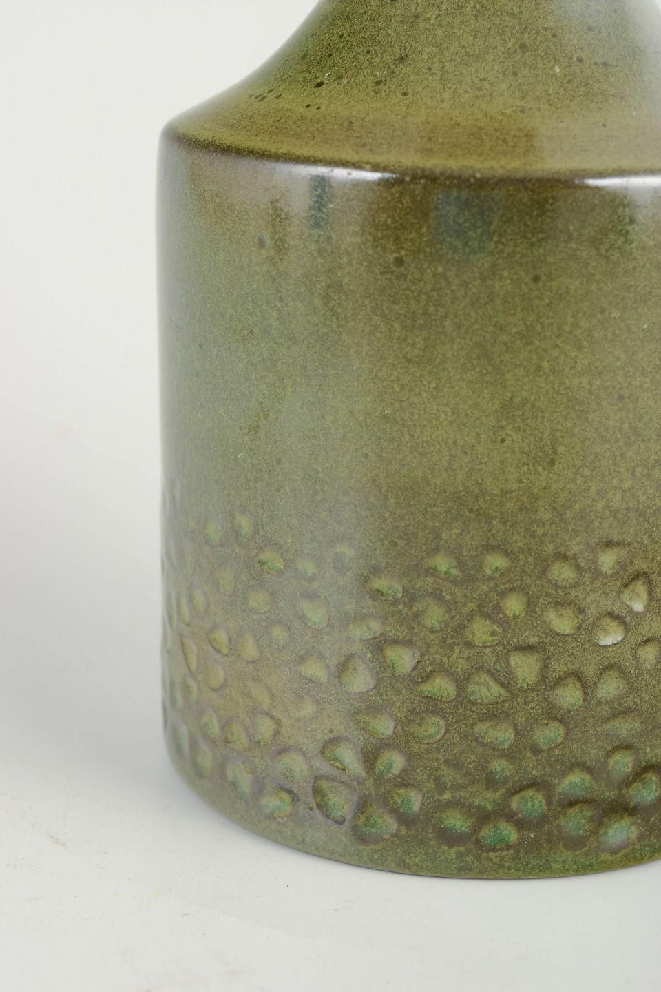 Hyonsun Rhee, Upsala Ekeby. Keramische vaas met groene glazuur en reliëfdecoratie. photo for sale