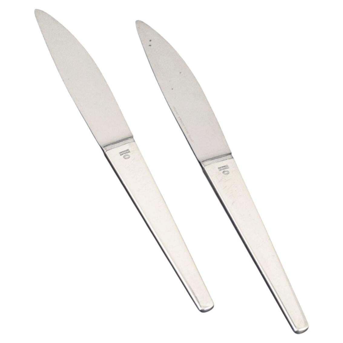 Henning Koppel pour Georg Jensen. Deux petits couteaux à déjeuner « Caravel ».