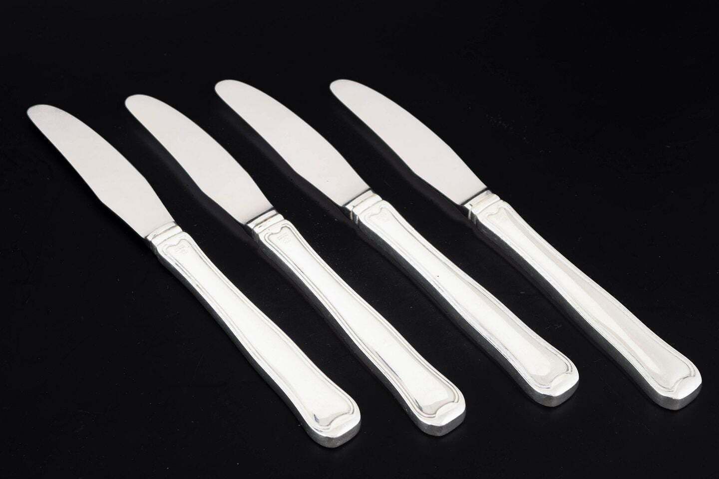 Georg Jensen, set de quatre couteaux à déjeuner en acier inoxydable et argent sterling.