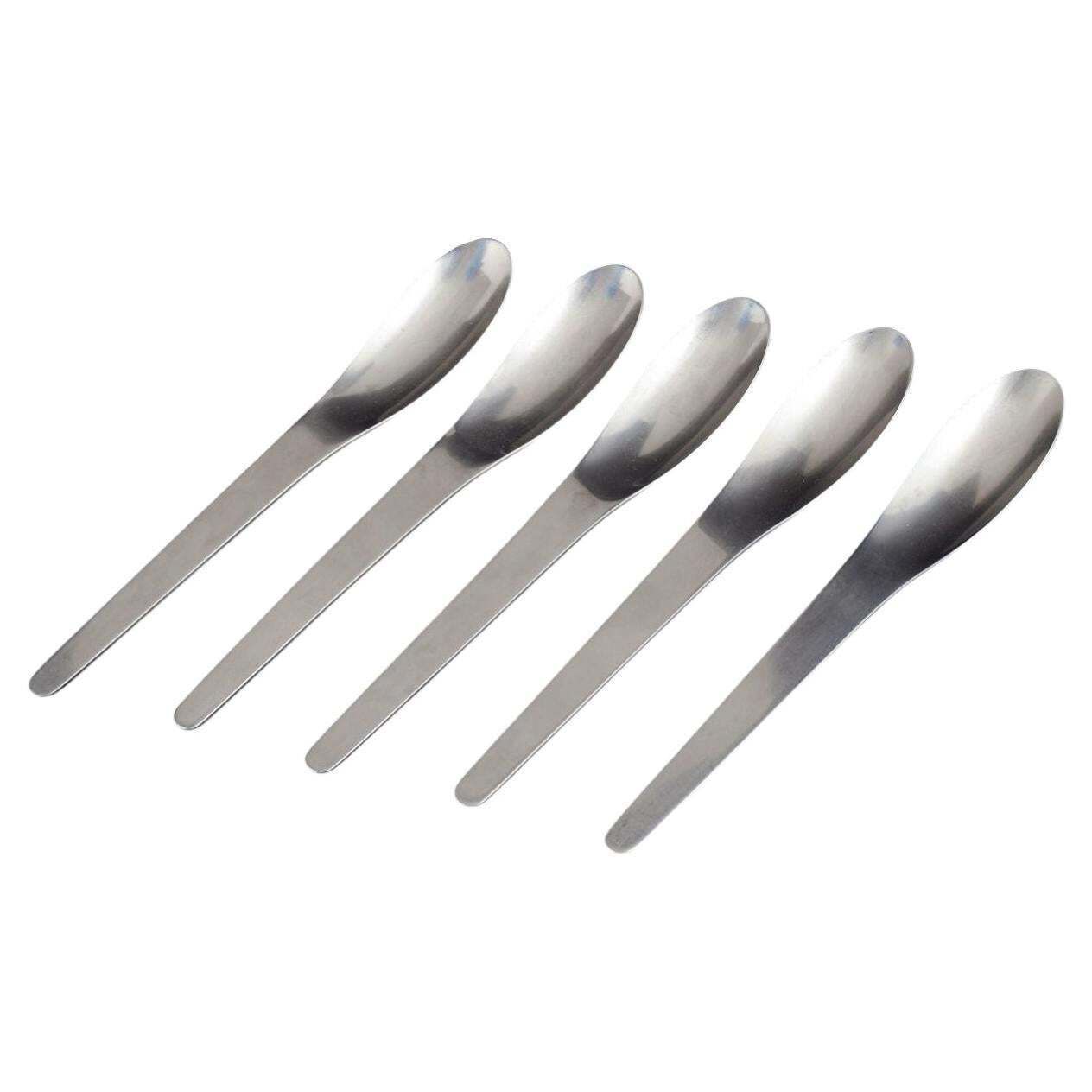 Georg Jensen, Danemark. Ensemble de cinq cuillères à dîner en acier inoxydable. Fin du XXe siècle
