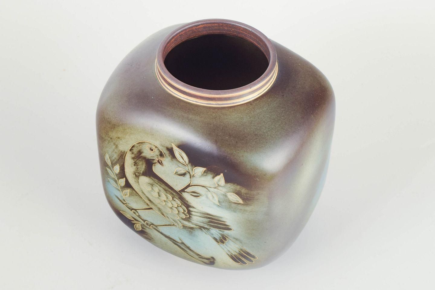 Vase en céramique Gunnar Nylund pour Alp, Lidköping, peint à la main, avec oiseau exotique. photo furniture