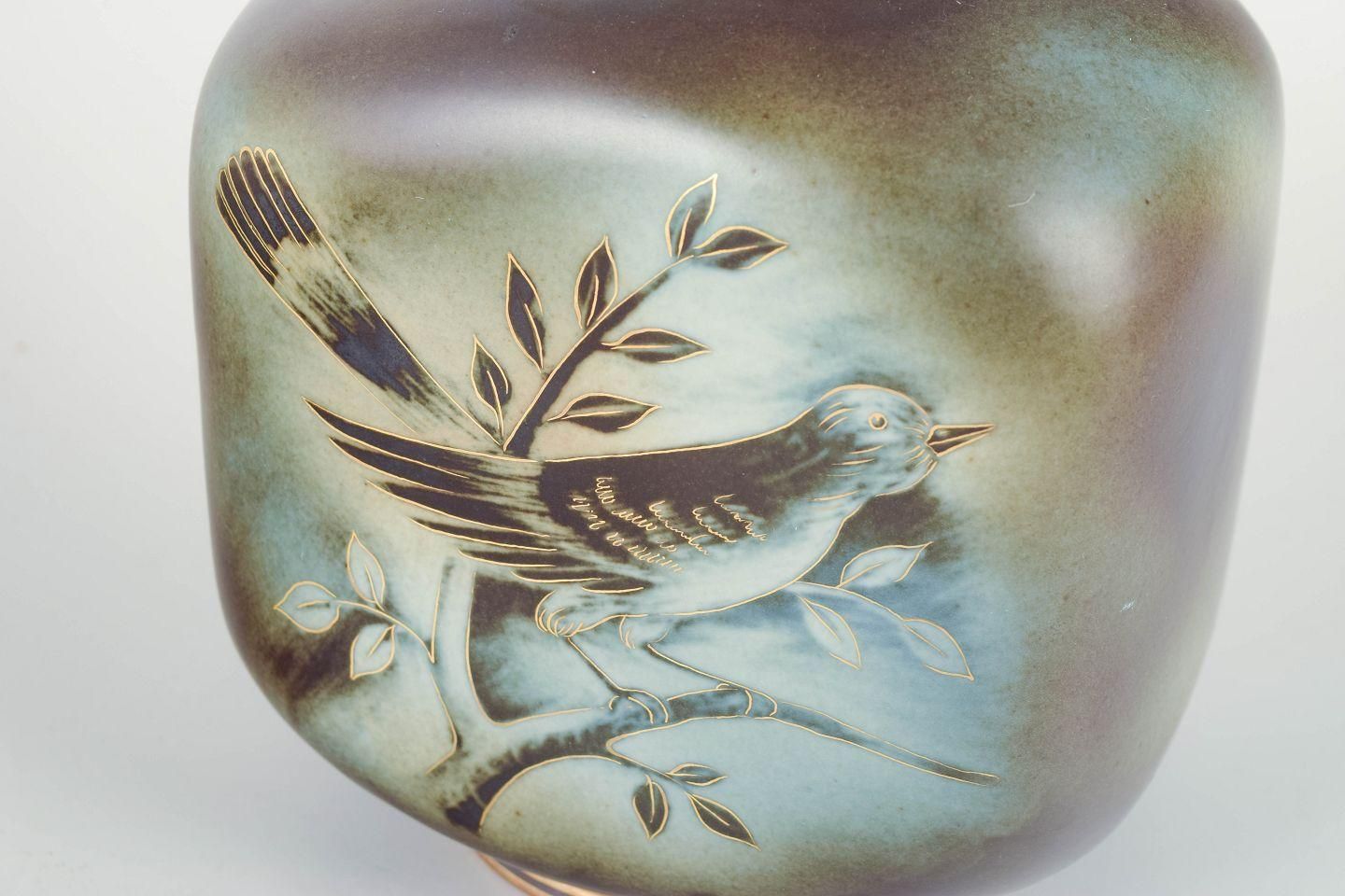 Vase en céramique Gunnar Nylund pour Alp, Lidköping, peint à la main, avec oiseau exotique. photo for sale