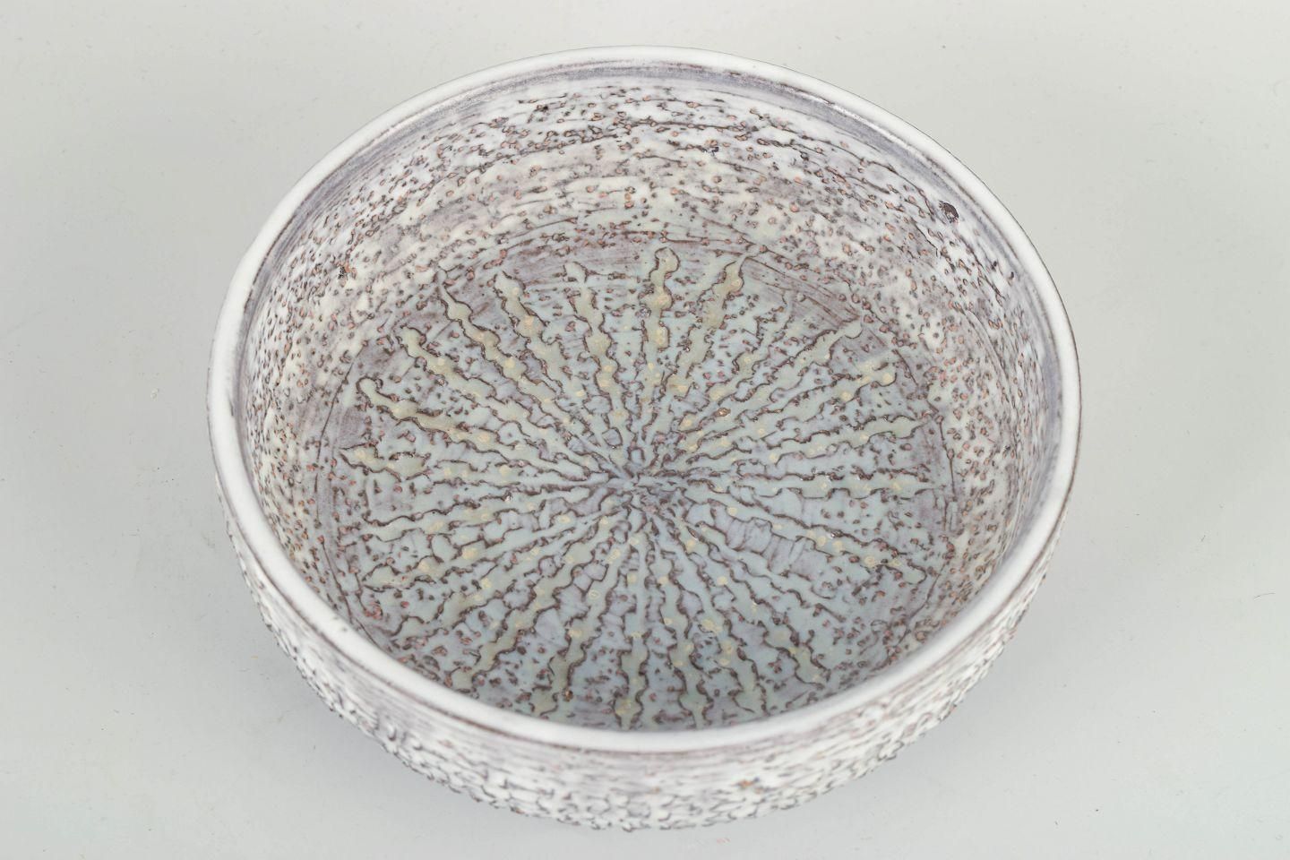 Mari Simmulson voor Upsala Ekeby. Lage Ronde Stoneware Schaal Wit Grijze Glazuur. photo furniture