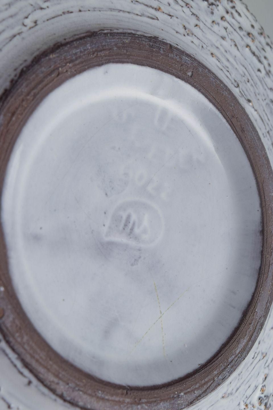 Mari Simmulson voor Upsala Ekeby. Lage Ronde Stoneware Schaal Wit Grijze Glazuur. photo Woonaccessoires