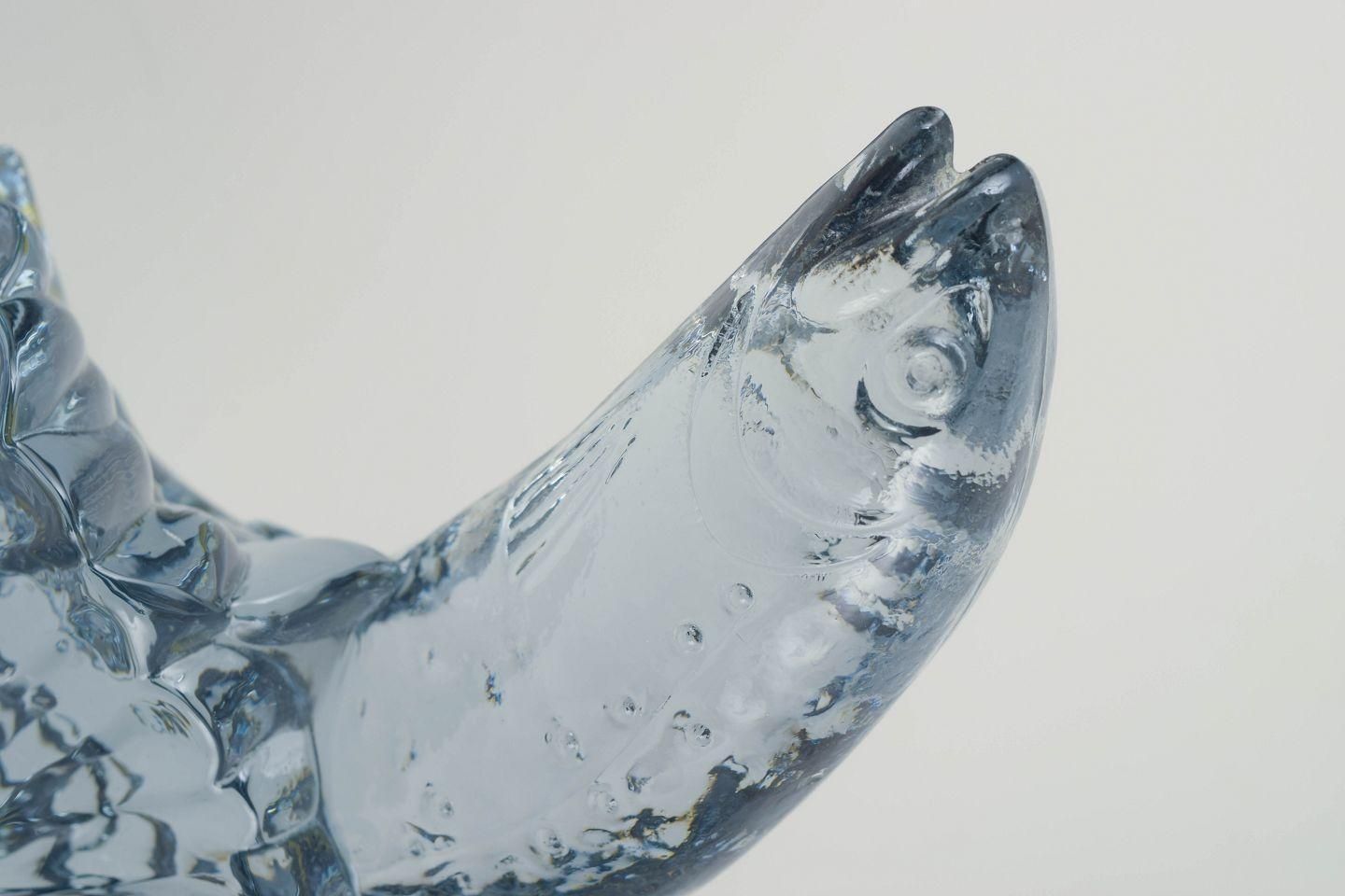 Paul Hoff voor Kosta Boda / WWF. Glazen sculptuur van een zalm in helder kunstglas. photo furniture