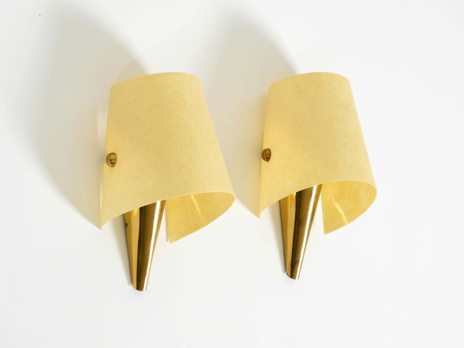 Een paar uitzonderlijke mid-century modern messing wandlampen met fiberglass kap photo for sale