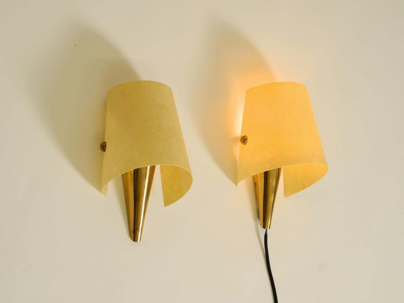 Een paar uitzonderlijke mid-century modern messing wandlampen met fiberglass kap photo vinterior