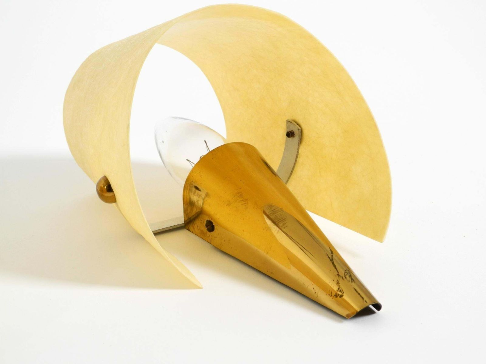 photo for sale Een paar uitzonderlijke mid-century modern messing wandlampen met fiberglass kap