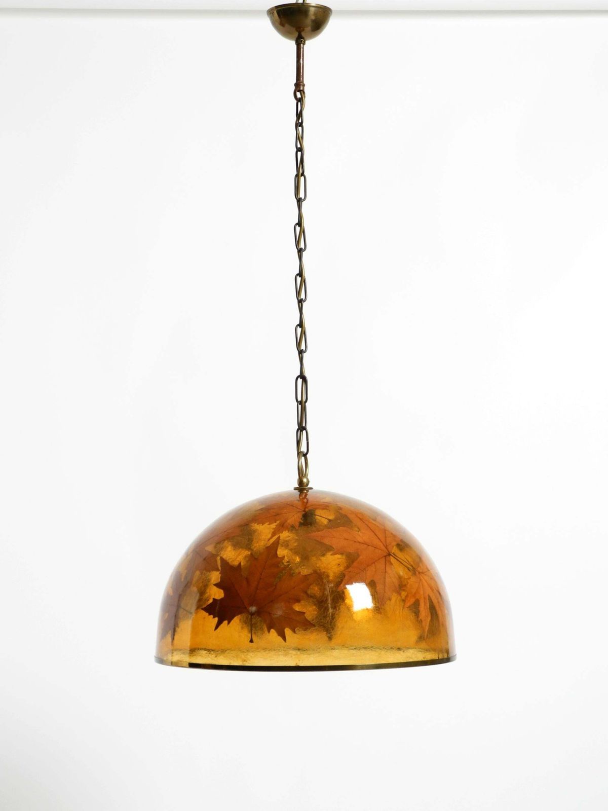 photo furniture Zeldzame, grote Italiaanse resinelamp met ingebedde esdoornbladeren, jaren 1970