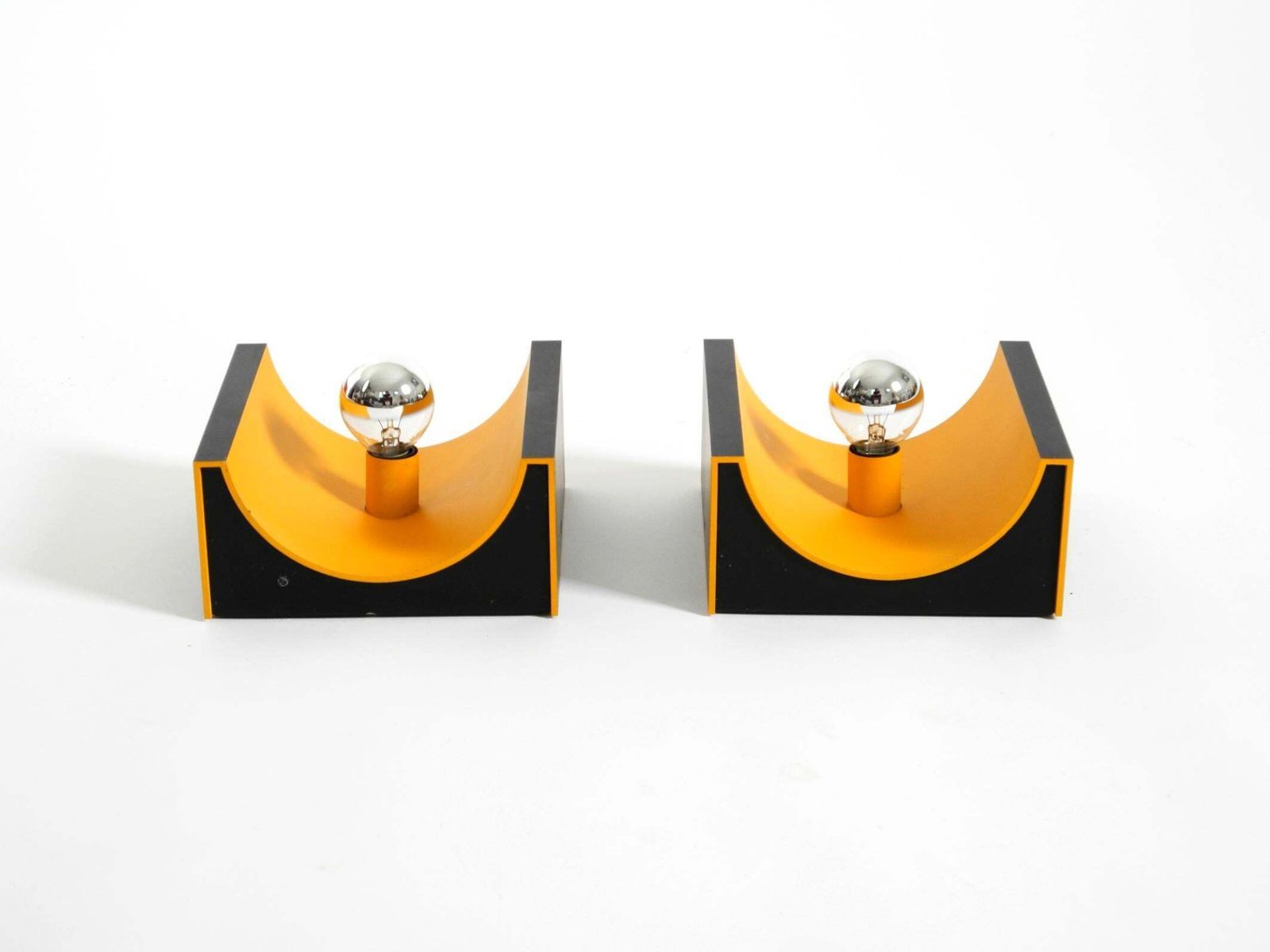 photo furniture Een paar Space Age metalen wandlampen uit de jaren 1960 van Klaus Hempel voor Kaiser Leuchten