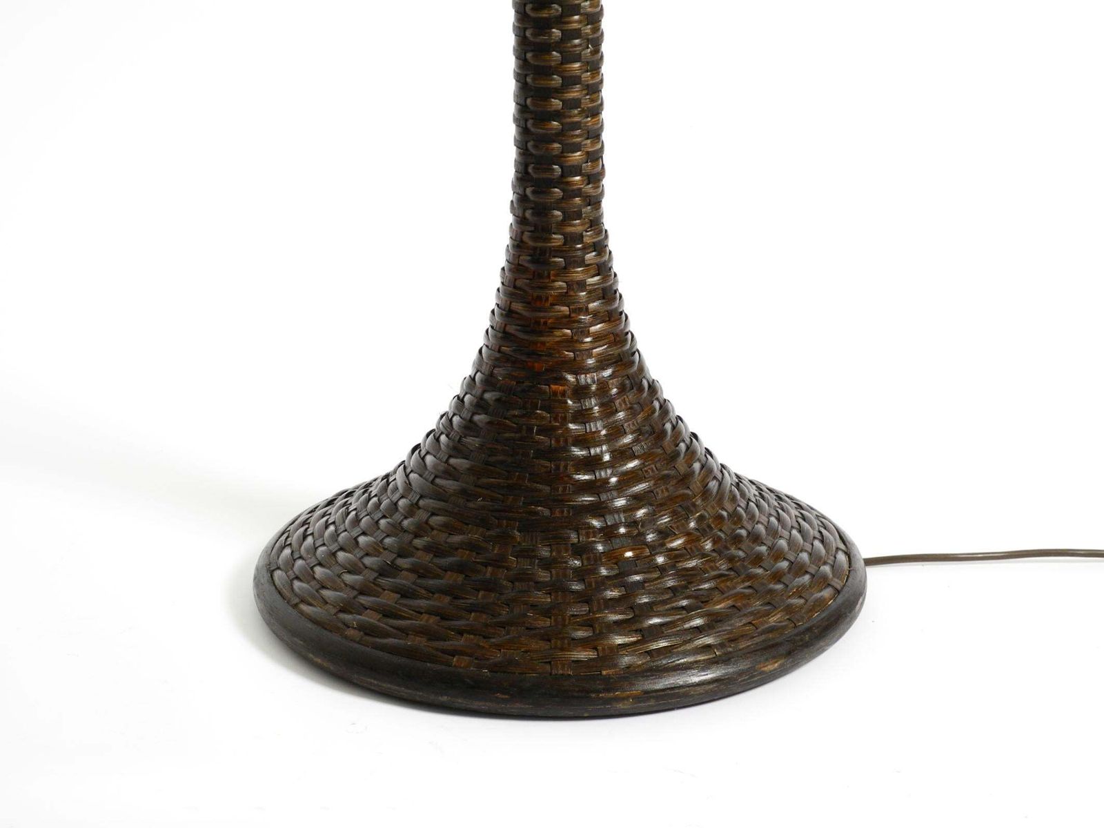 photo vintage Xxl 70s Pop Art Floor Lamp With A Dark Brown Wicker Frame And A Plexiglass Shade