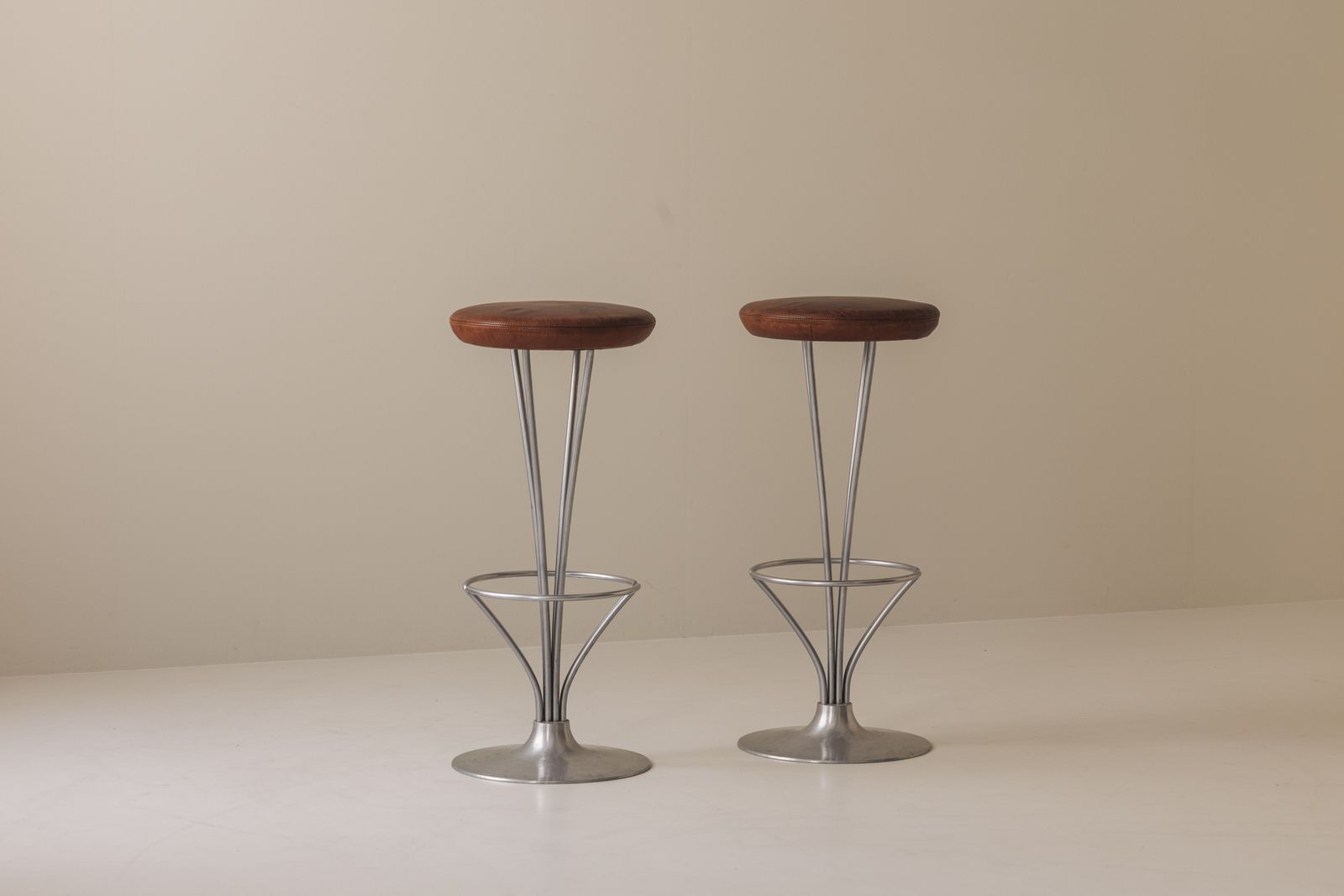 Set van twee barkrukken met gepatineerd leer van Piet Hein voor Fritz Hansen, Denemarken, ca. jaren 1960. photo 2000.0