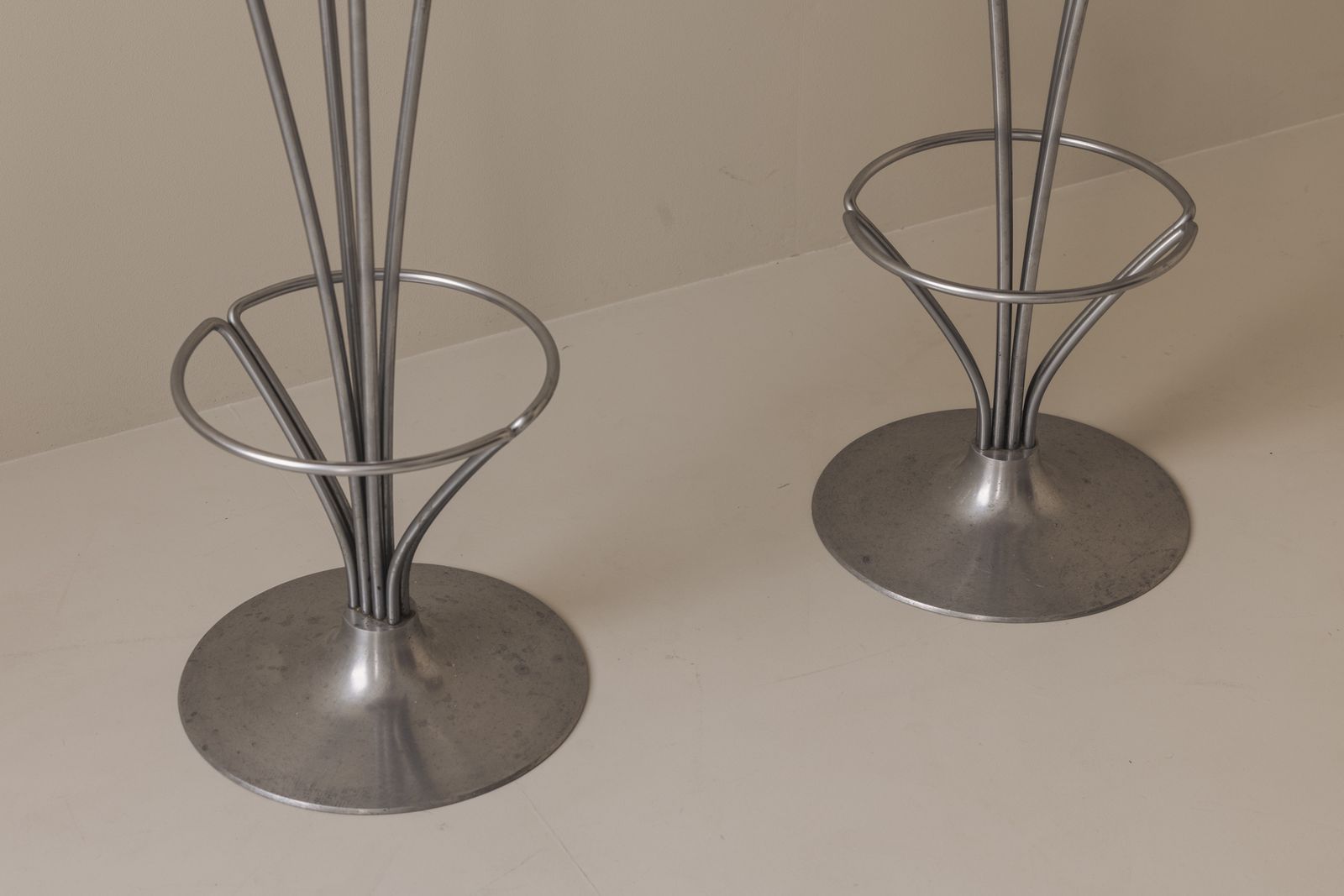 photo furniture Set van twee barkrukken met gepatineerd leer van Piet Hein voor Fritz Hansen, Denemarken, ca. jaren 1960.