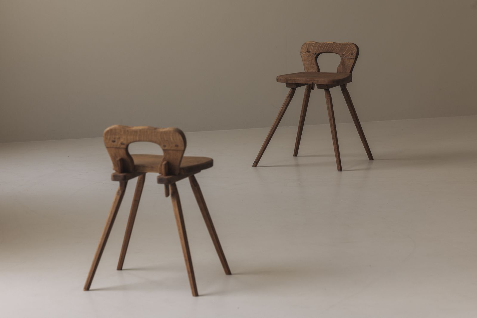 Sculpturaal paar Franse stoelen in massief eiken, ca. jaren 1950