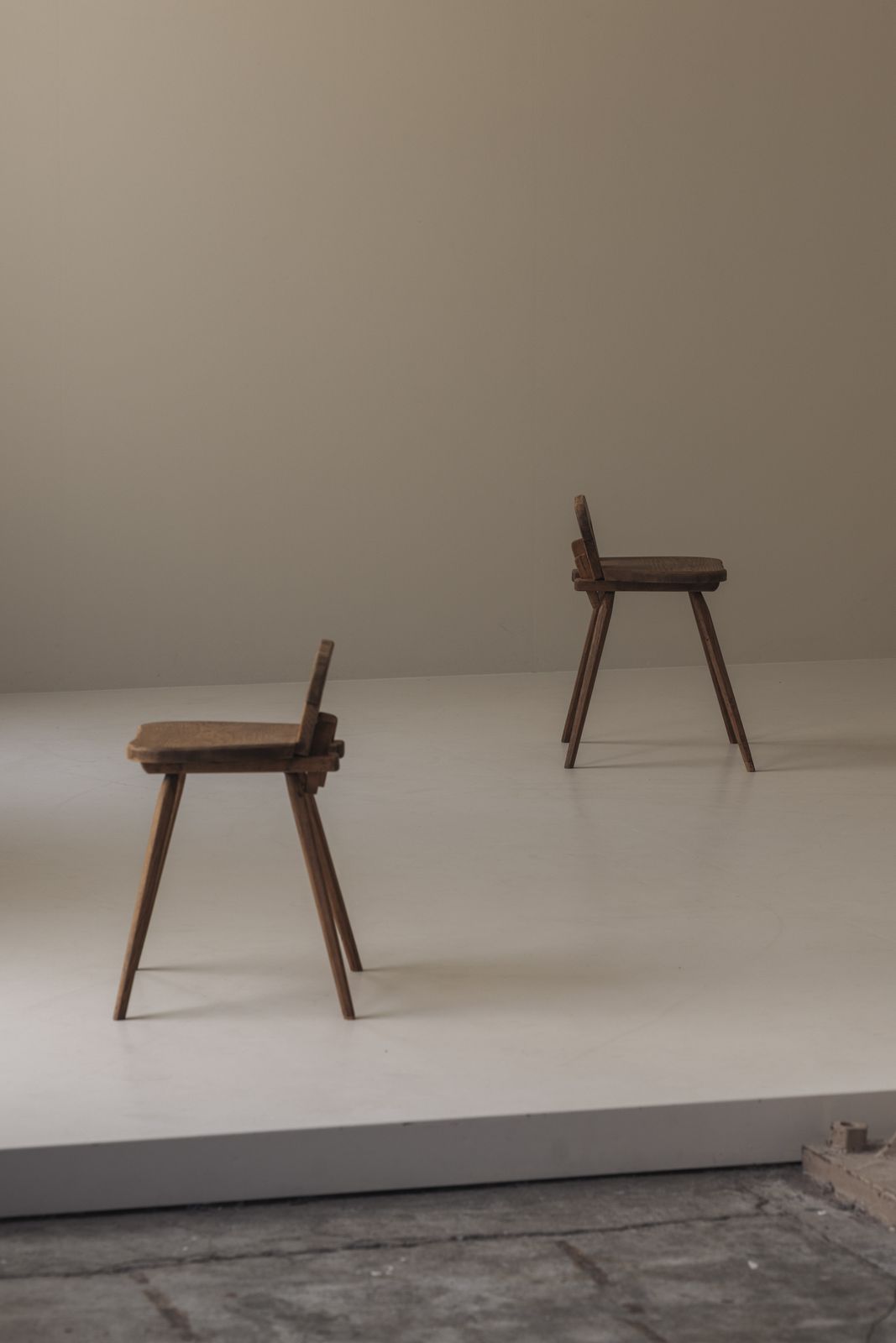 Sculpturaal paar Franse stoelen in massief eiken, ca. jaren 1950 photo Meubels