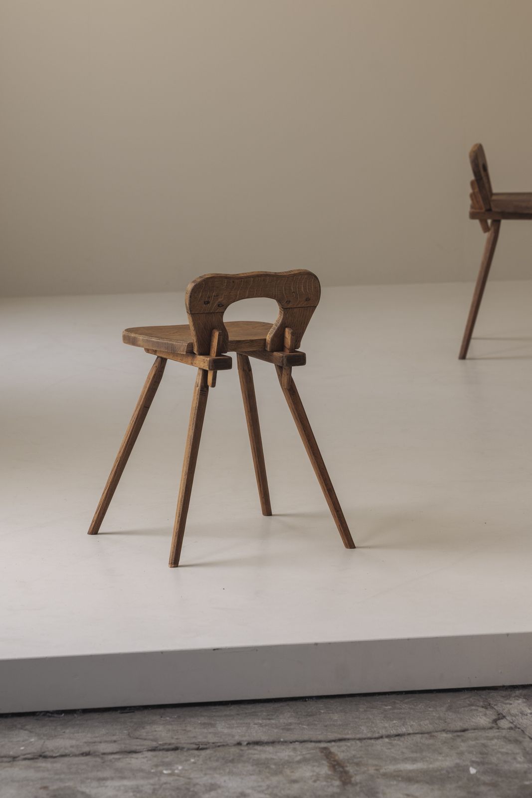 Sculpturaal paar Franse stoelen in massief eiken, ca. jaren 1950 photo vinterior