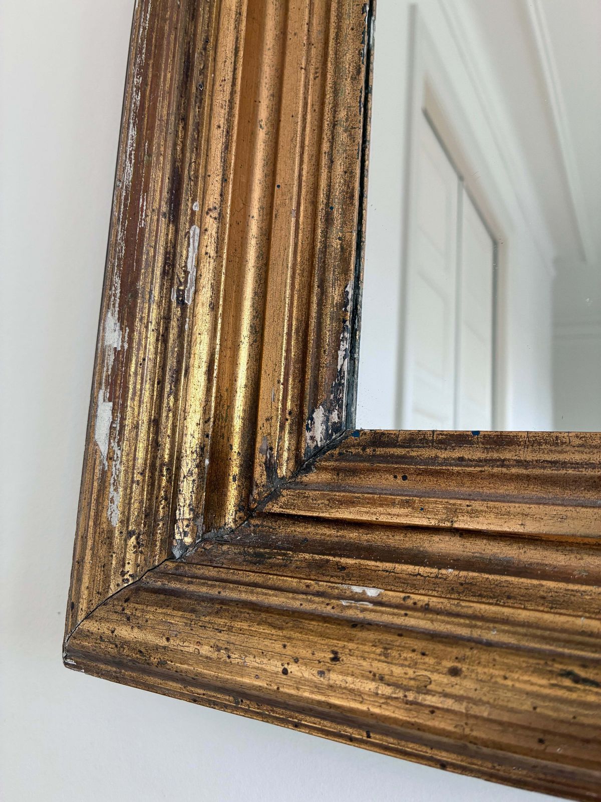 Antieke vergulde wandspiegel in goud photo for sale