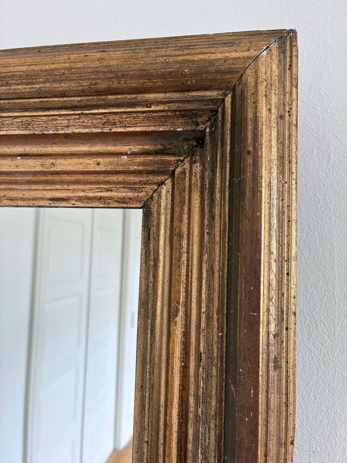Antieke vergulde wandspiegel in goud photo 468.0