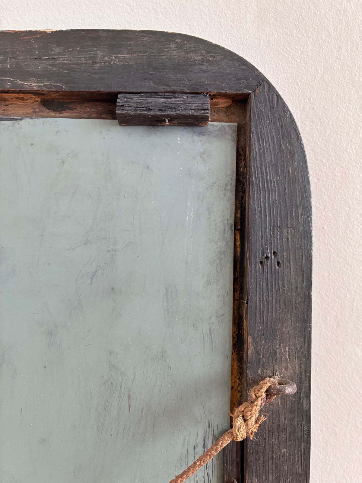 photo furniture Antiek Frans Louis Philippe-spiegel – zwart en goud, eind 19e eeuw