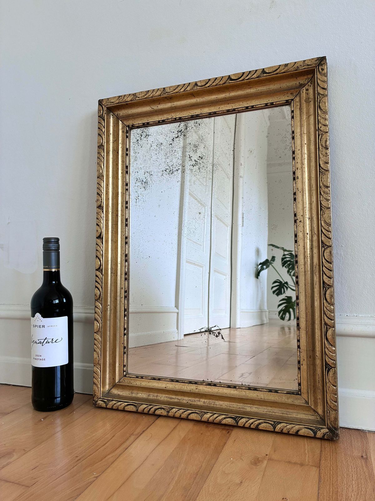 Antieke vergulde wandspiegel in goud photo Woonaccessoires