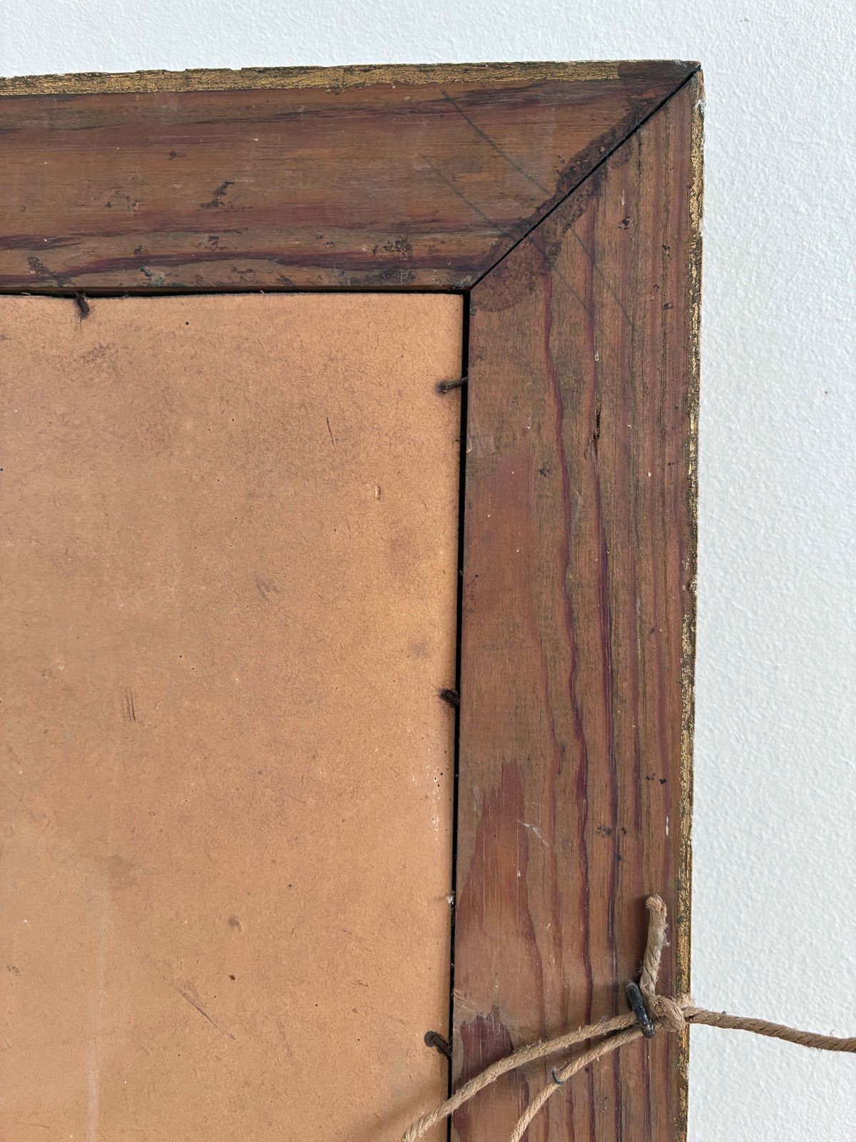 photo furniture Antieke vergulde wandspiegel in goud