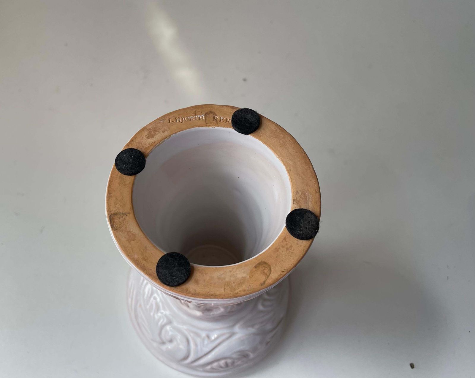 L. Hjorth doopvont kandelaar in wit geglazuurd terracotta, Deens, ca. jaren 1950 photo vintage