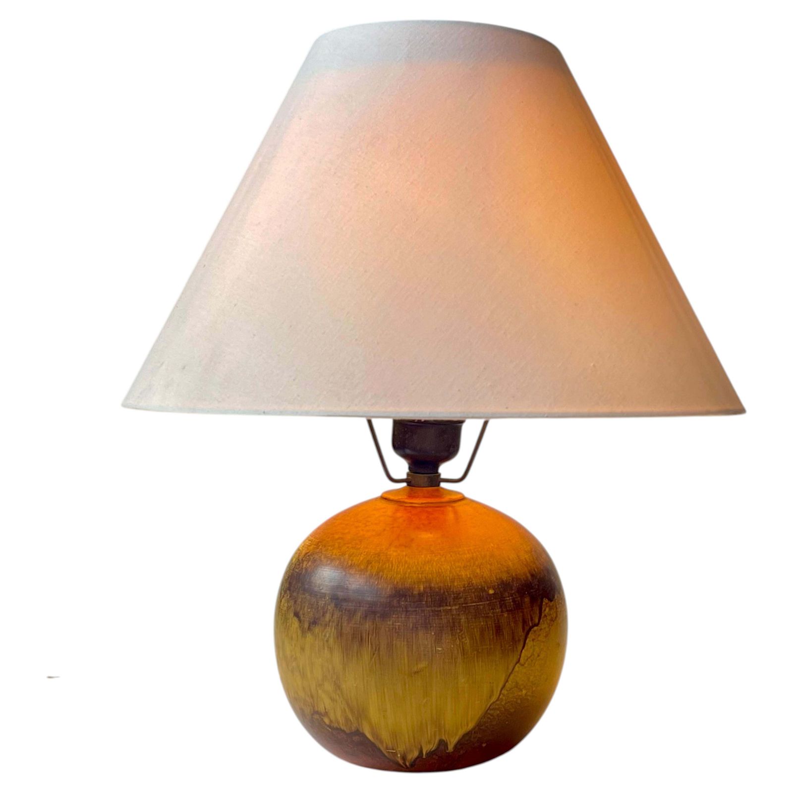 Art Deco oranje-gele keramische bolvormige tafellamp in de stijl van Jean Besnard, jaren 1930