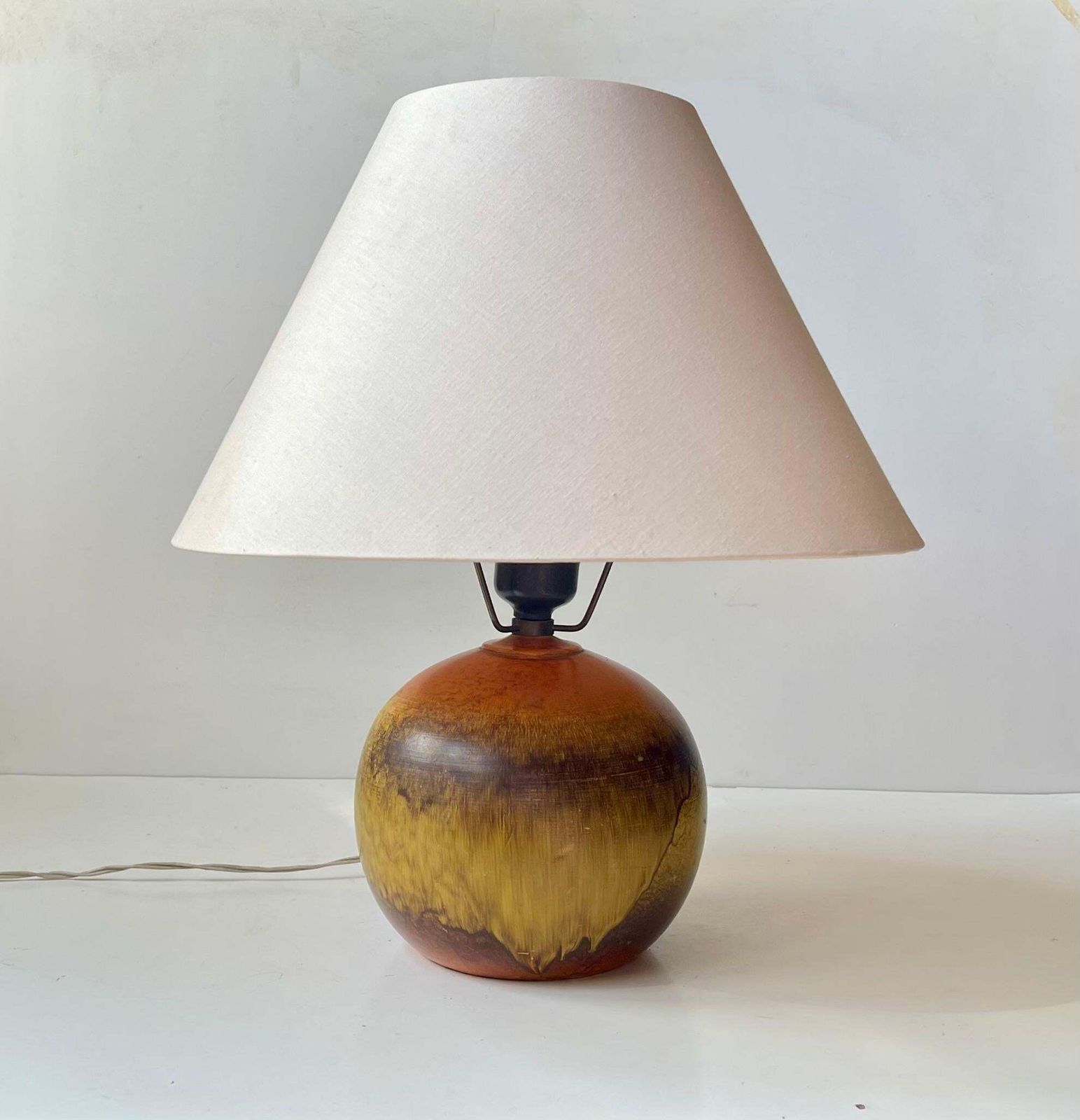 Art Deco oranje-gele keramische bolvormige tafellamp in de stijl van Jean Besnard, jaren 1930 photo furniture