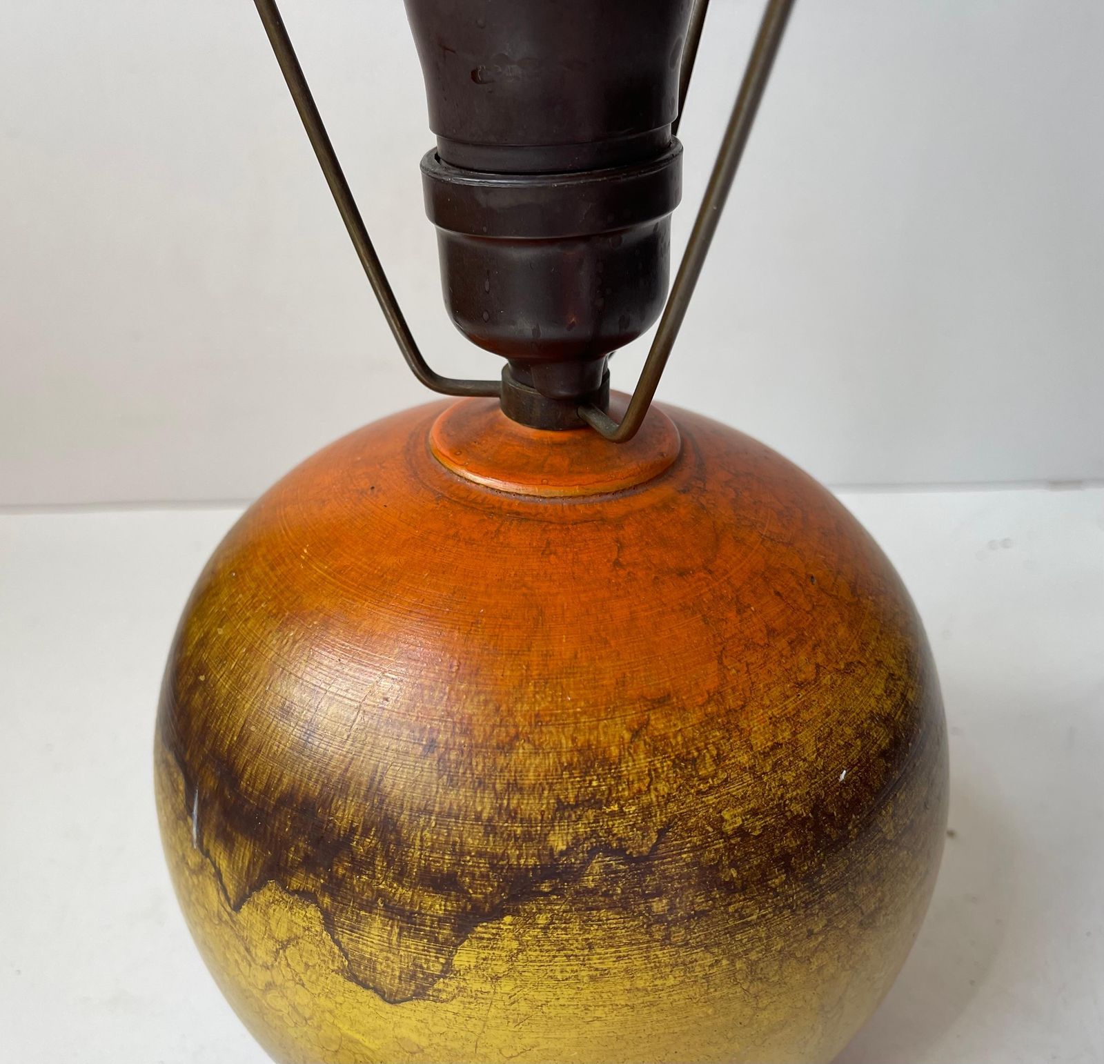 Art Deco oranje-gele keramische bolvormige tafellamp in de stijl van Jean Besnard, jaren 1930 photo for sale