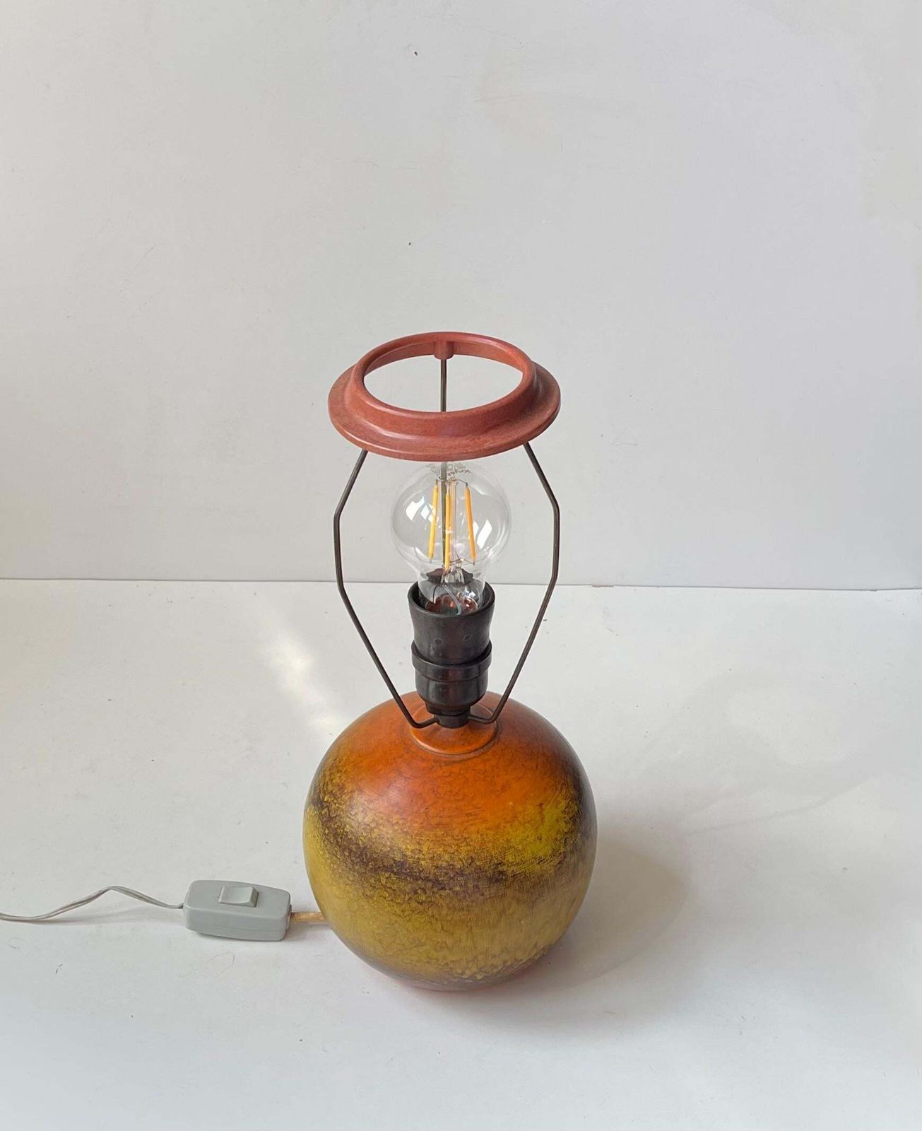 Art Deco oranje-gele keramische bolvormige tafellamp in de stijl van Jean Besnard, jaren 1930 photo 504.0
