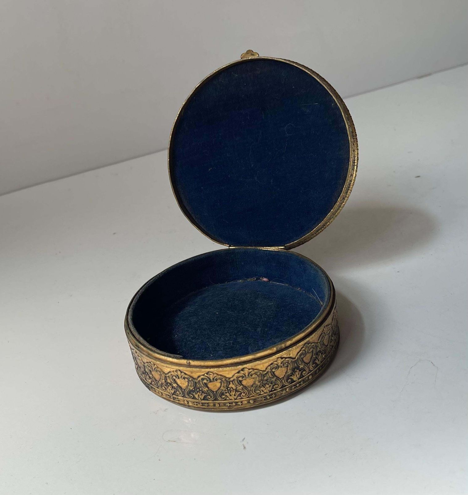 Boîte à bijoux ou bonbonnière ronde d'époque victorienne en bronze doré et broderie photo 280.0