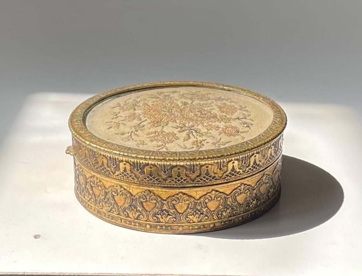 Boîte à bijoux ou bonbonnière ronde d'époque victorienne en bronze doré et broderie photo buy