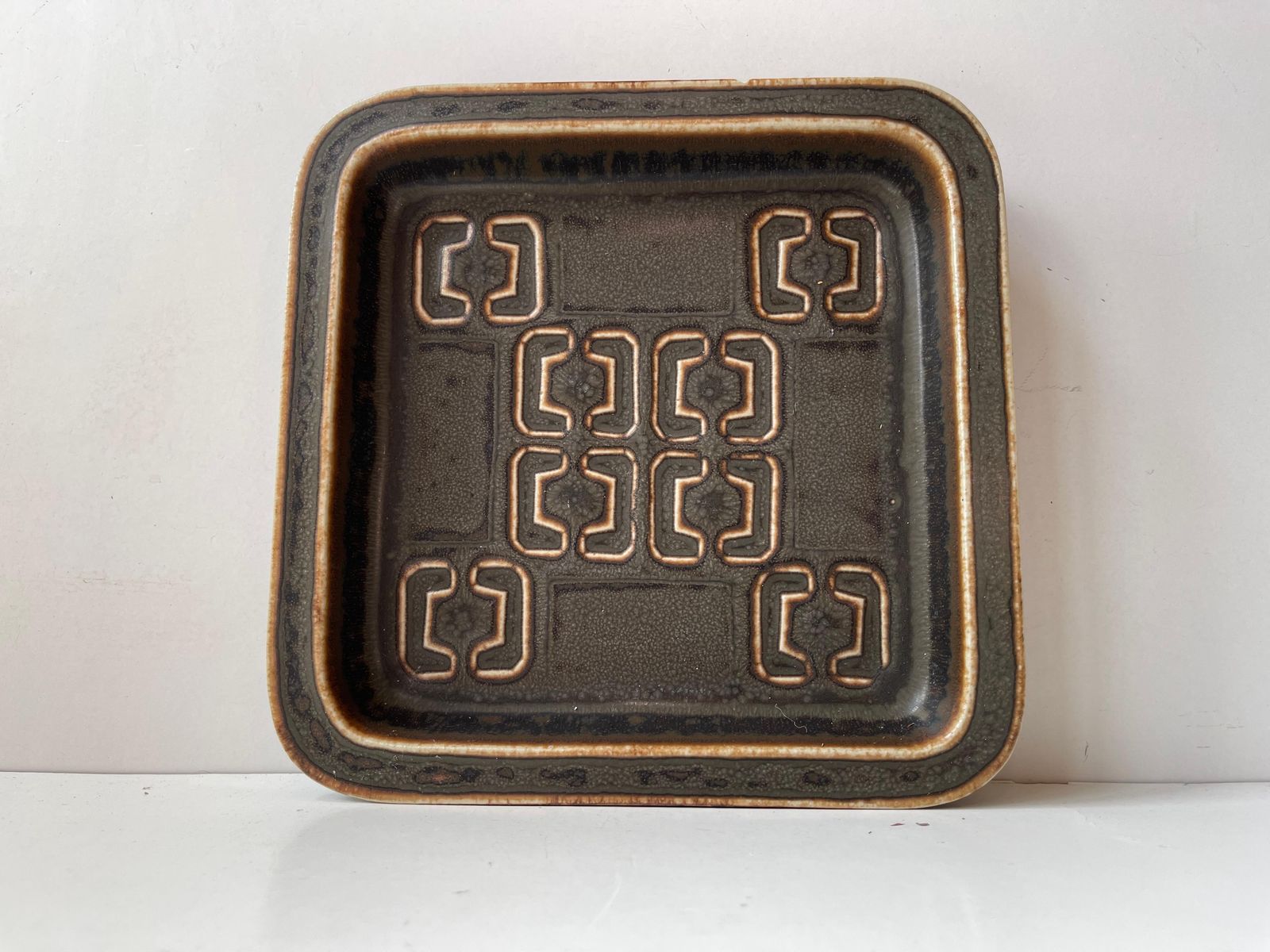 Geglazuurd steengoed cubistisch schaal van Valdemar Petersen voor Bing & Grøndahl, jaren 1960 photo furniture